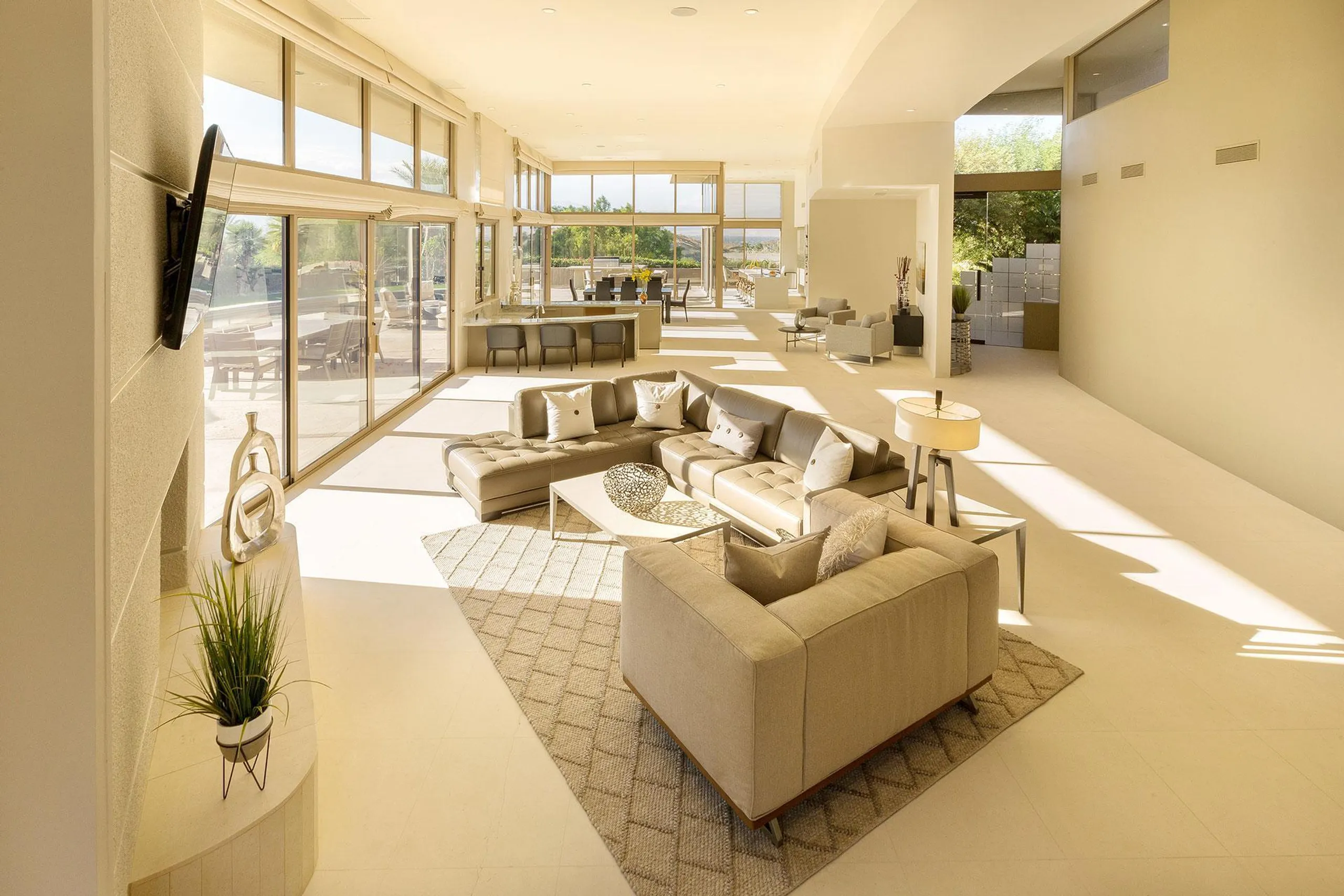 Modern Luxury Villa with Private Pool and Sweeping Views — photograph 11