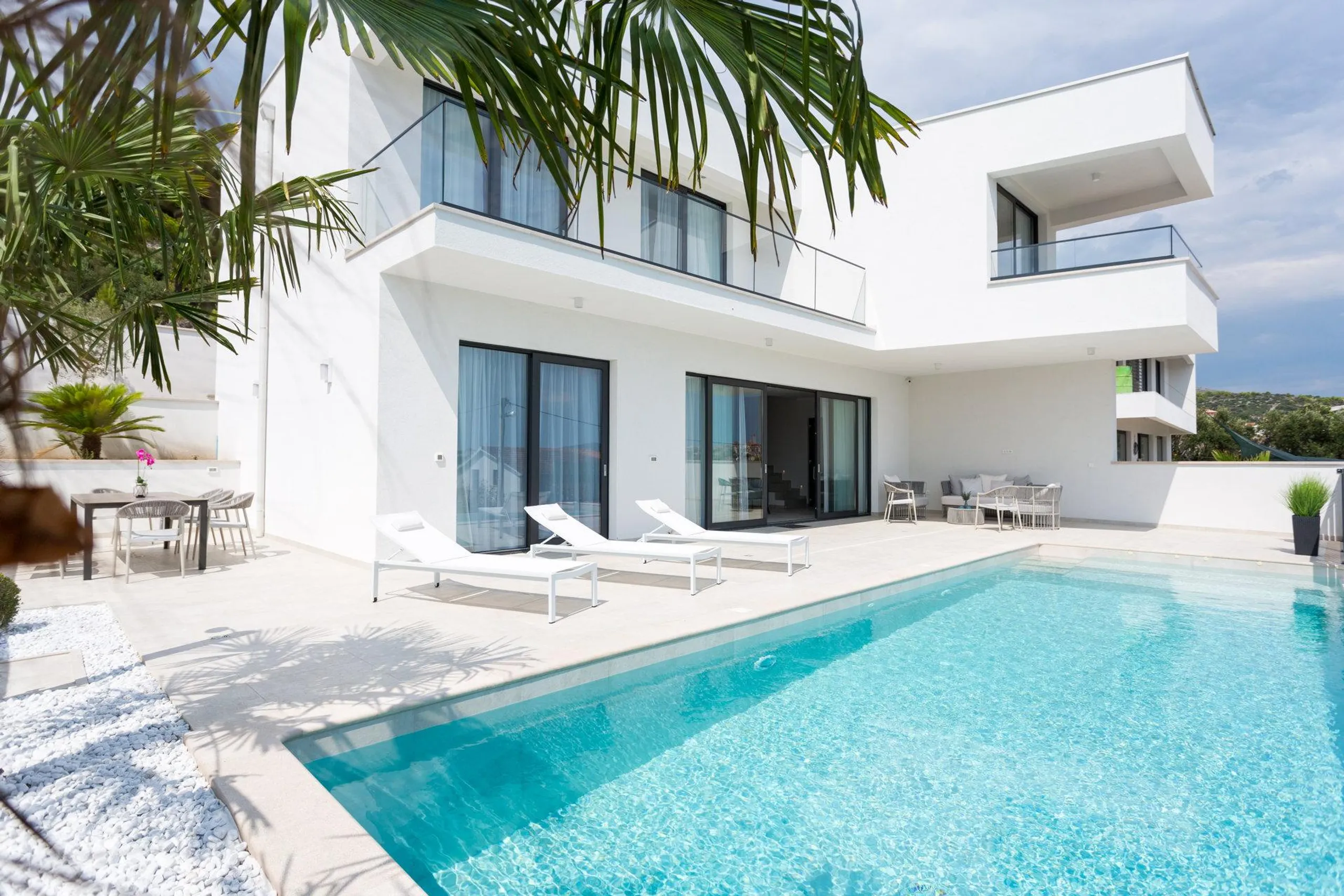 Gleaming White Villa with Private Pool and Sea Views — photograph 2