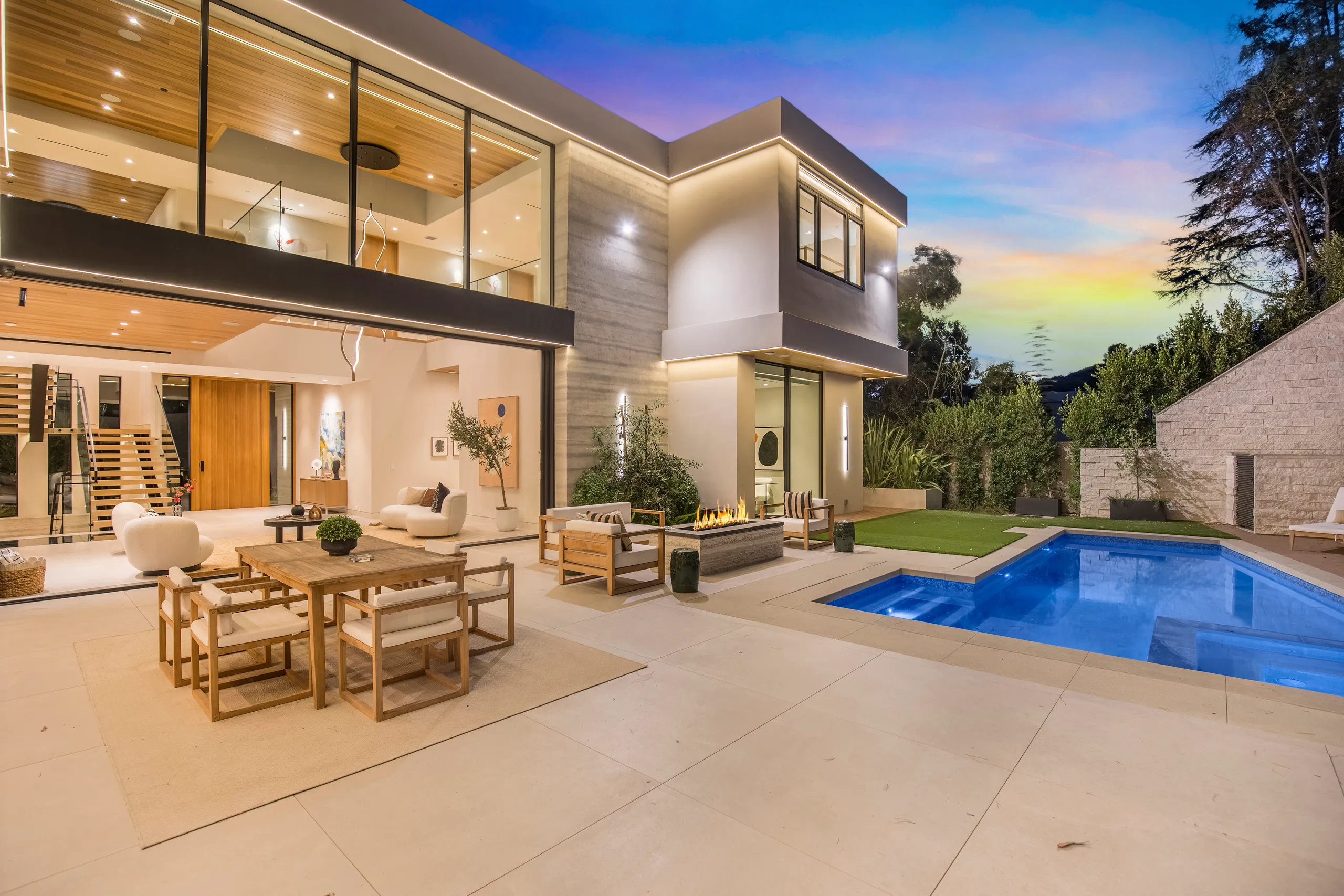Upscale 3-Level Villa with Sparkling Saltwater Pool, Gym and Stunning Views — photograph 3