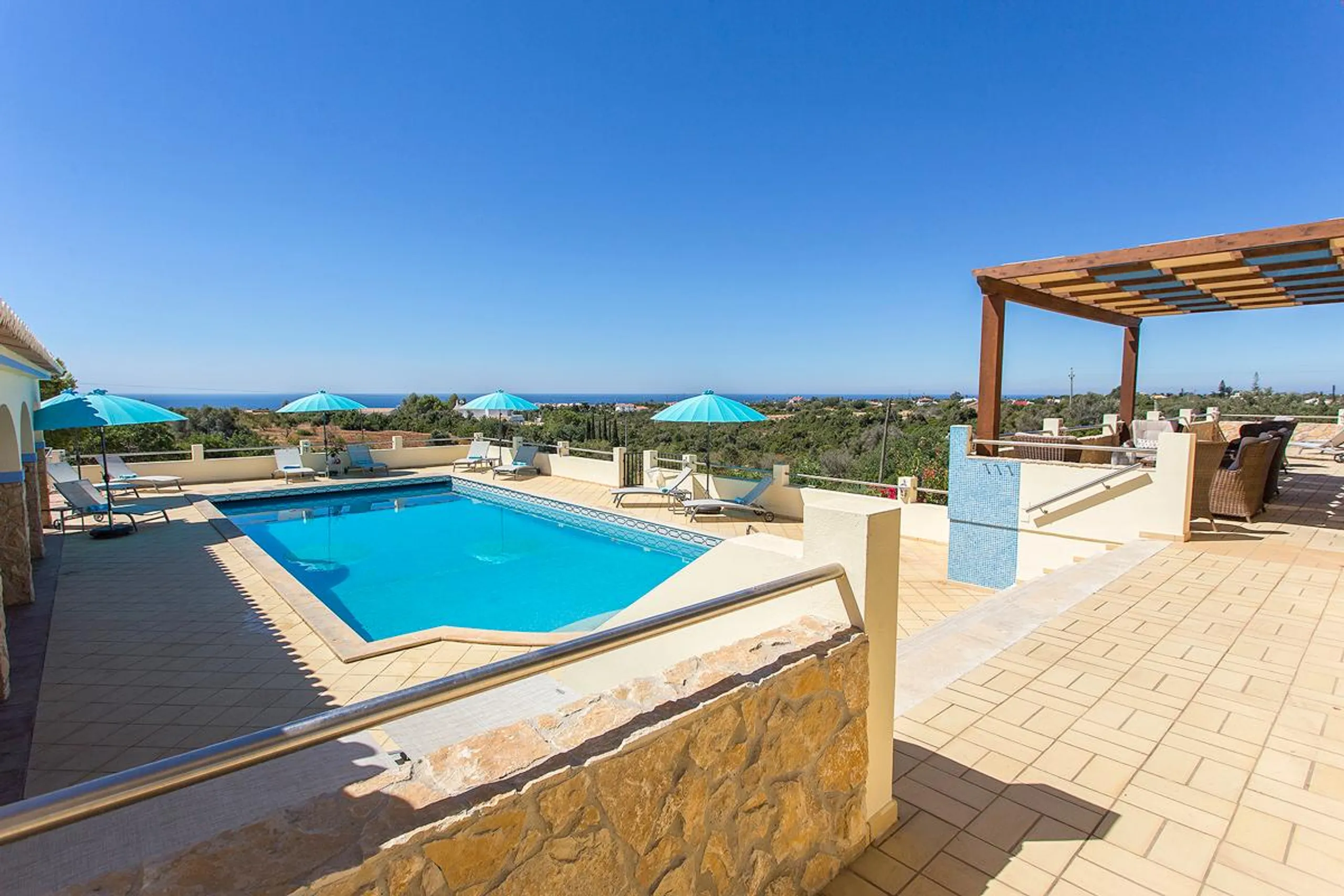 Extraordinary Modern Villa with Private Pool and Panoramic Sea Views — photograph 3