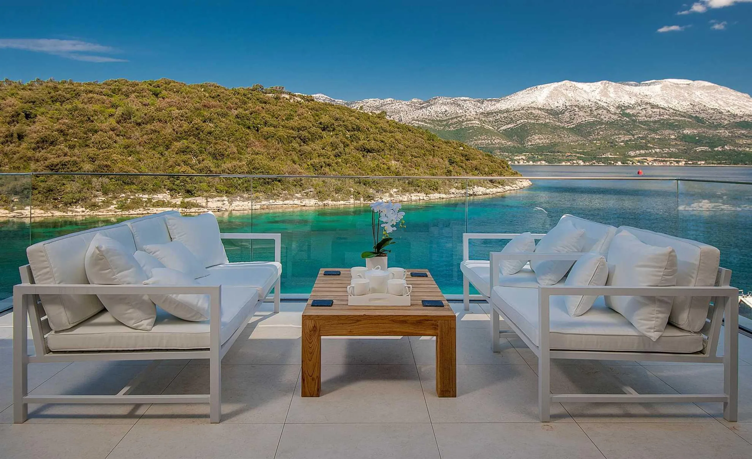 Splendid Modern Villa with Private Pool and Gorgeous Bay View — photograph 8