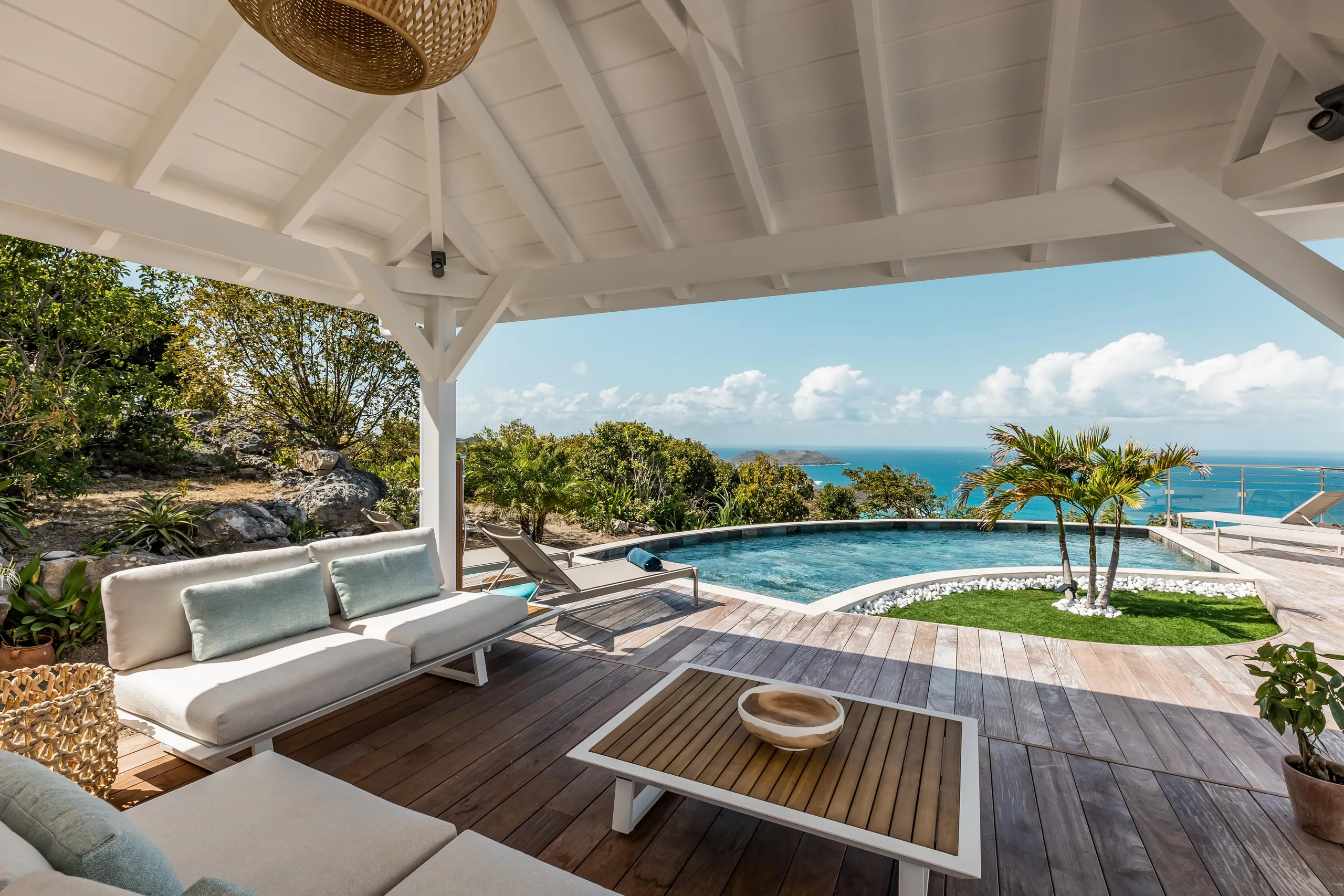 Elegant Oceanside Estate with Private Pool and Walks to Beach — photograph 3