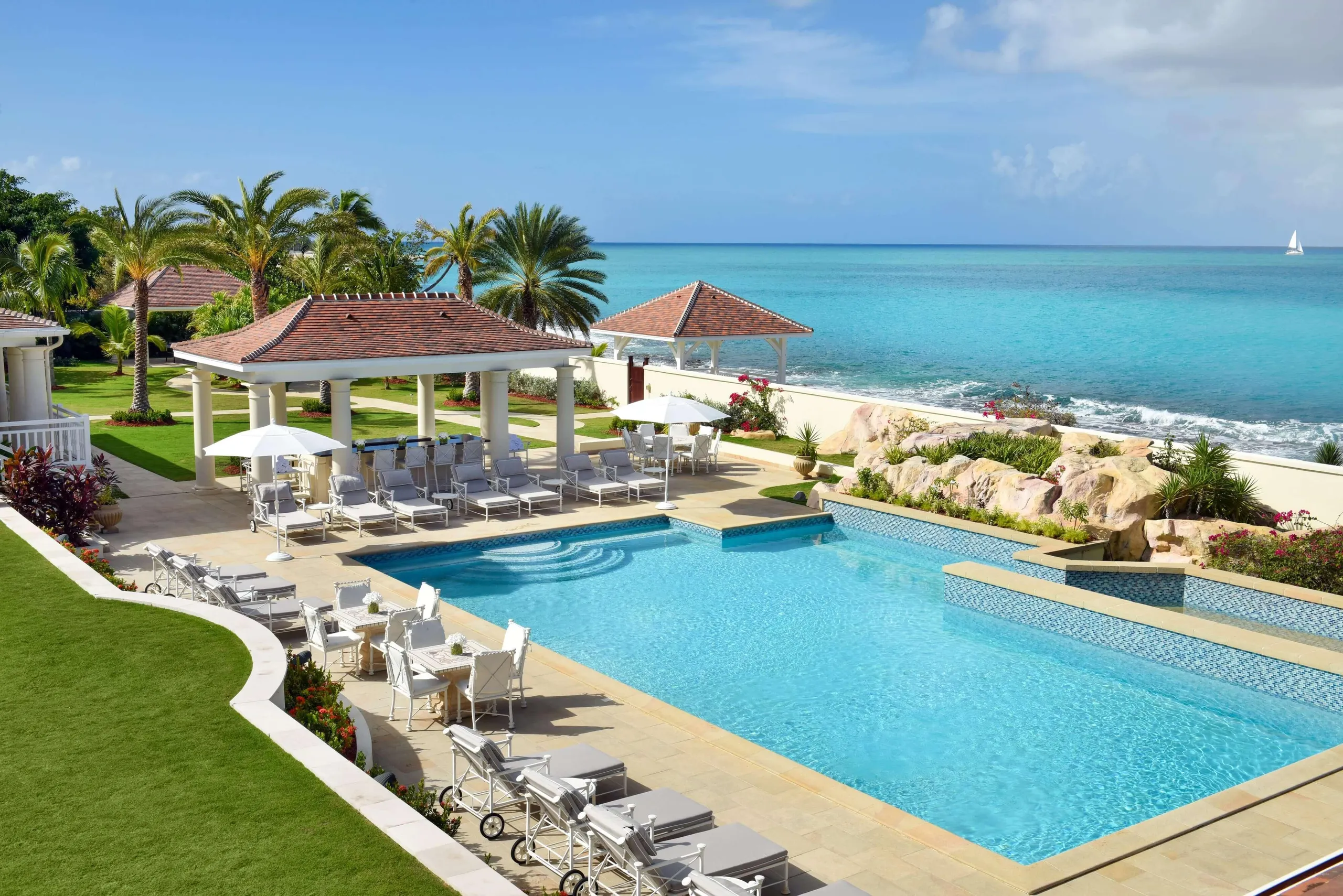 Elegant Private Beachfront Estate with Large Private Pool and Ocean Views — photograph 3