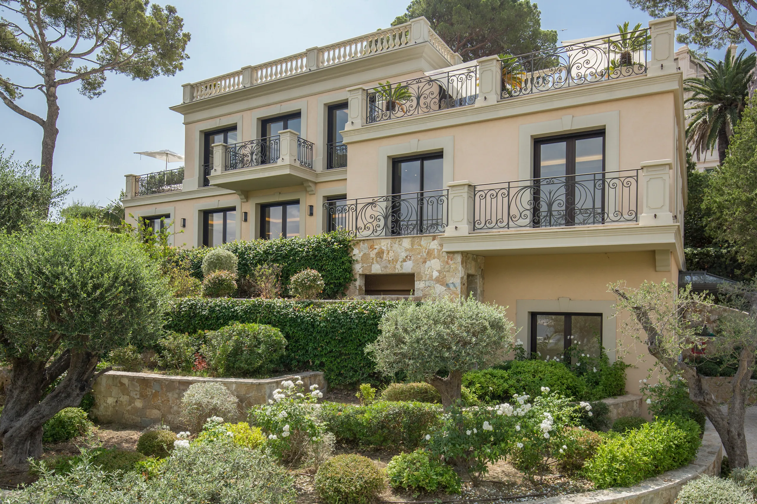 Lavish Modern-Contemporary Villa with Heated Pool and Sea Access — photograph 7
