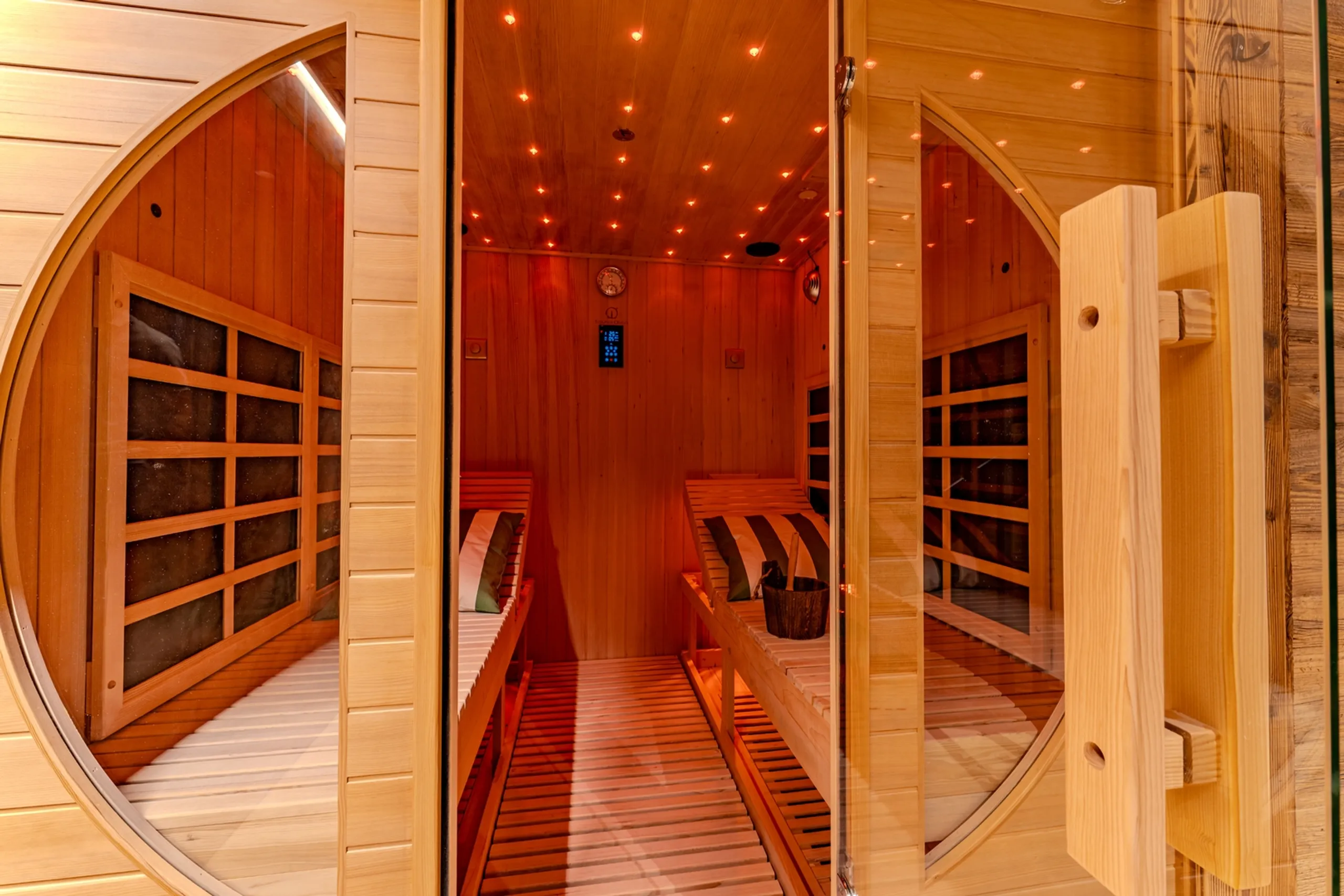 Relaxing Chalet with Sauna, Jacuzzi and Parking in Megeve — photograph 4