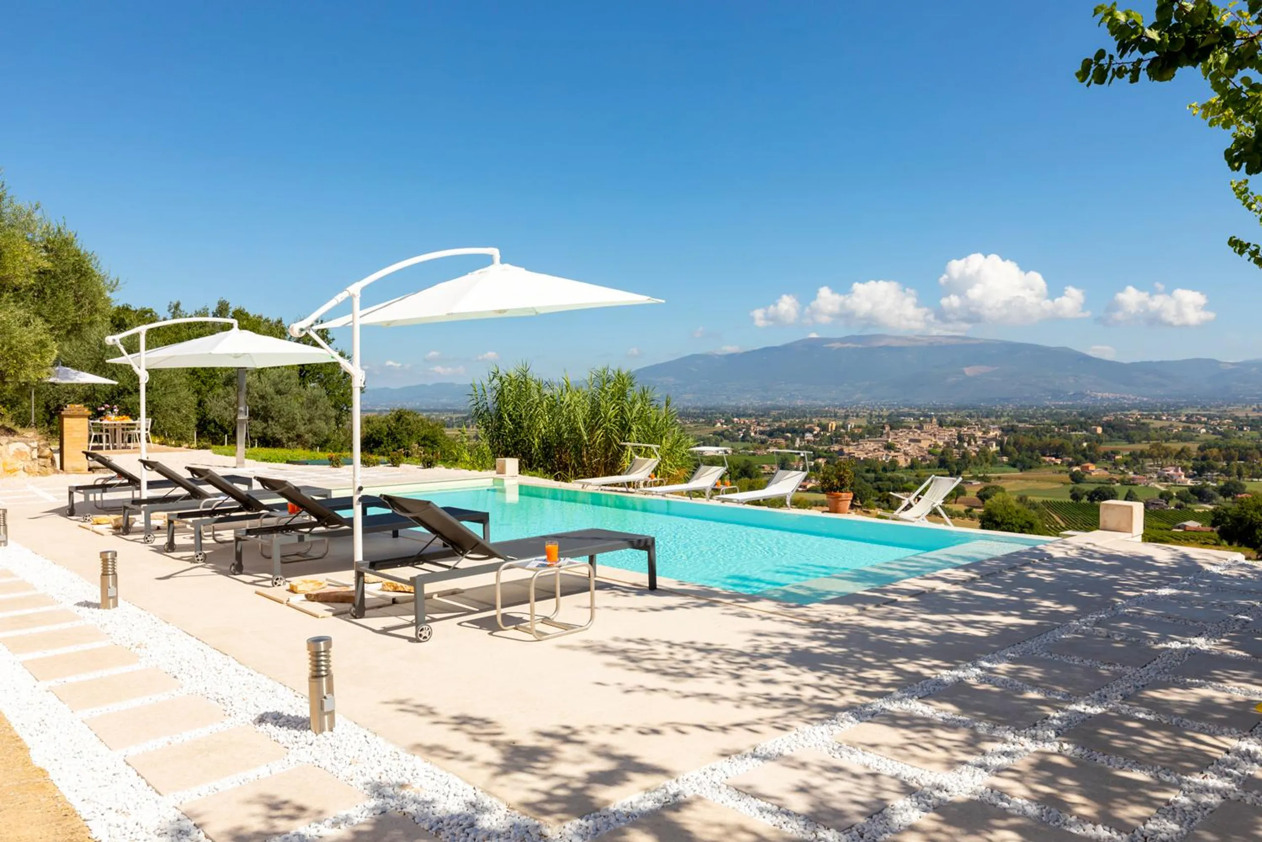 Historic Umbrian Villa with Private Pool and Gardens — photograph 2