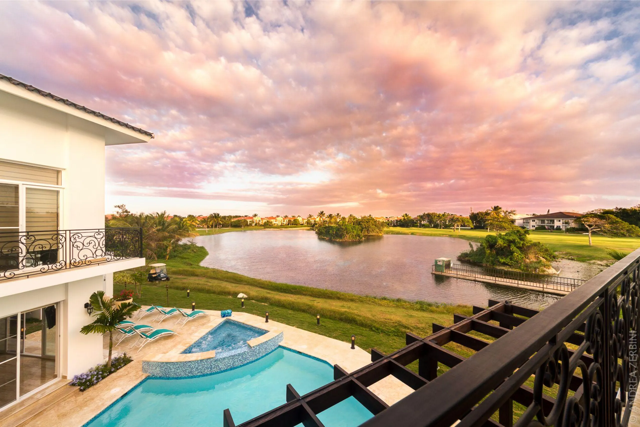 Majestic State of the Art Villa with Private Heated Pool, Jacuzzi and Lake Views — photograph 9