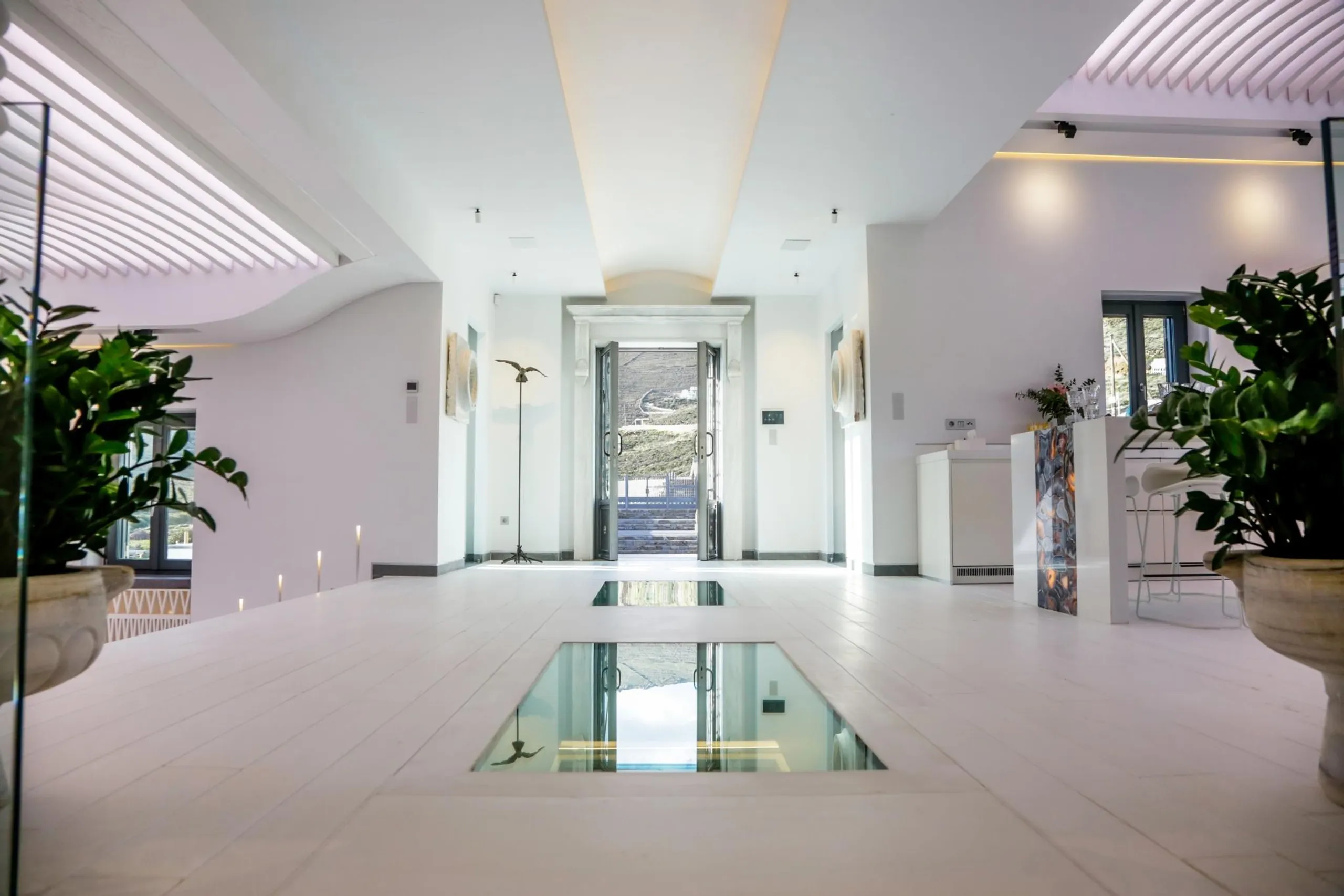 Invigorating Mykonos Retreat with Gorgeous Views — photograph 9
