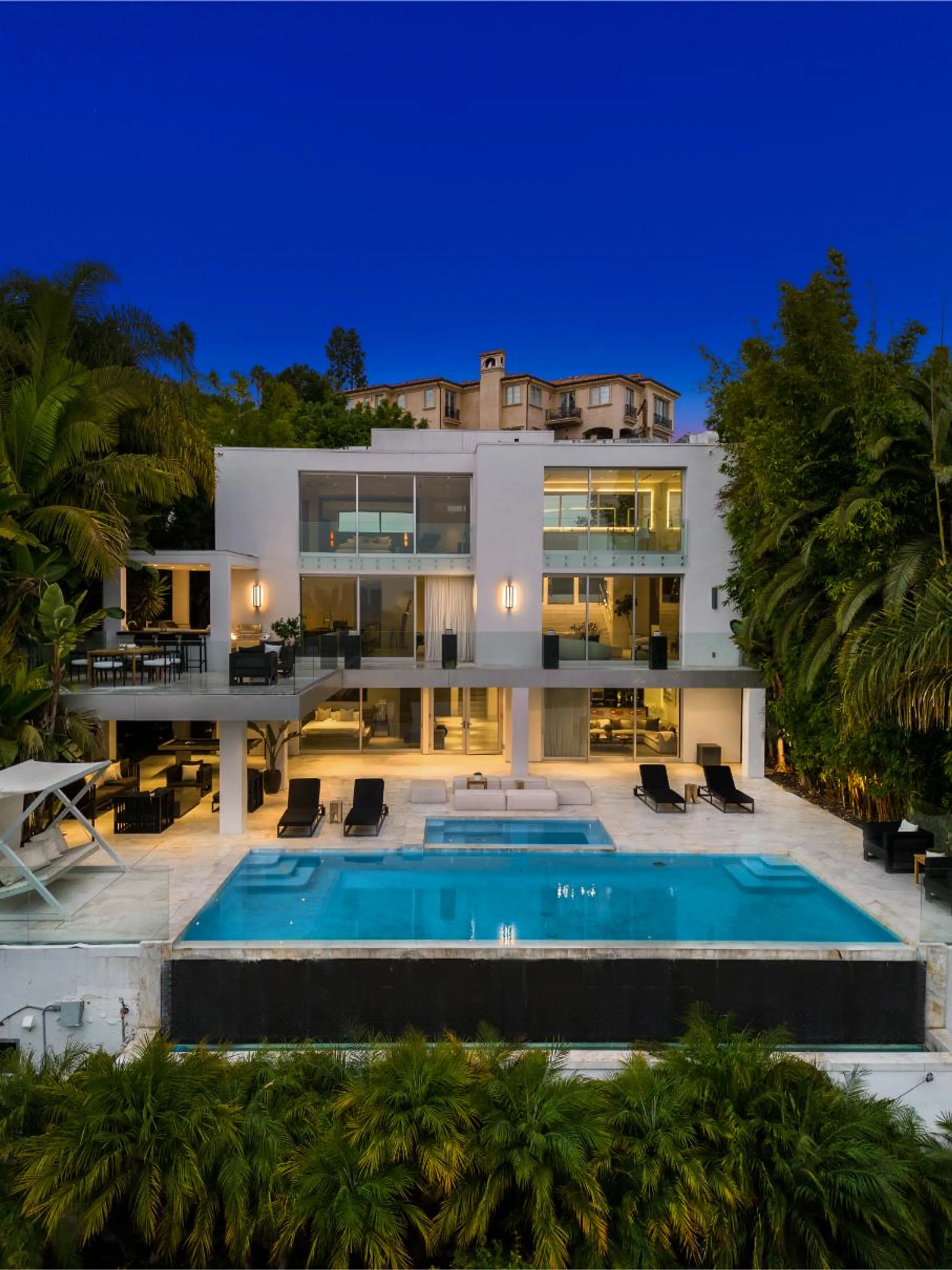 Contemporary Architectural Modern Estate with Infinity Pool and City Views — photograph 11