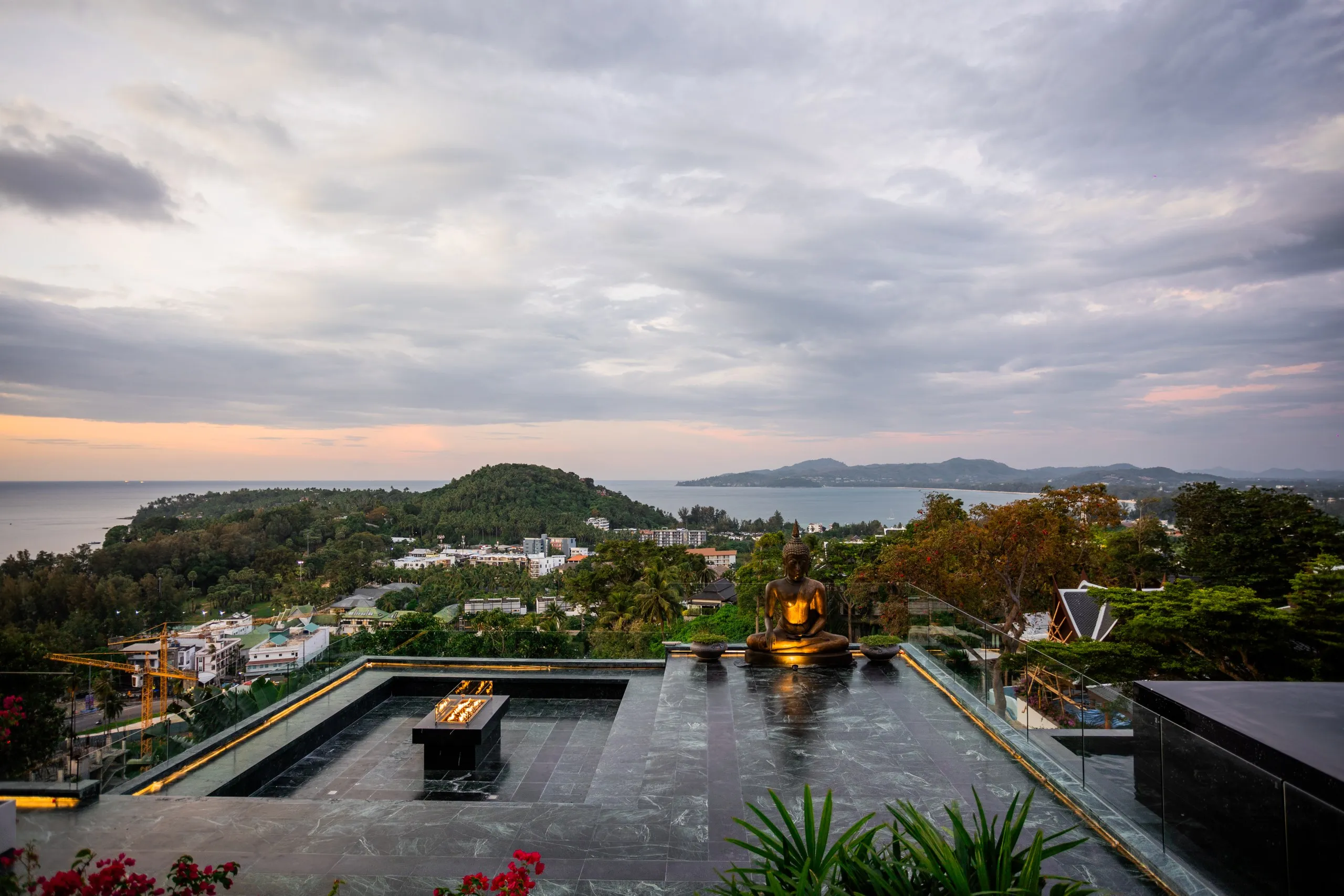 Phenomenal Hilltop Villa with Infinity Pool and Overlooking Andaman Sea Waters — photograph 2