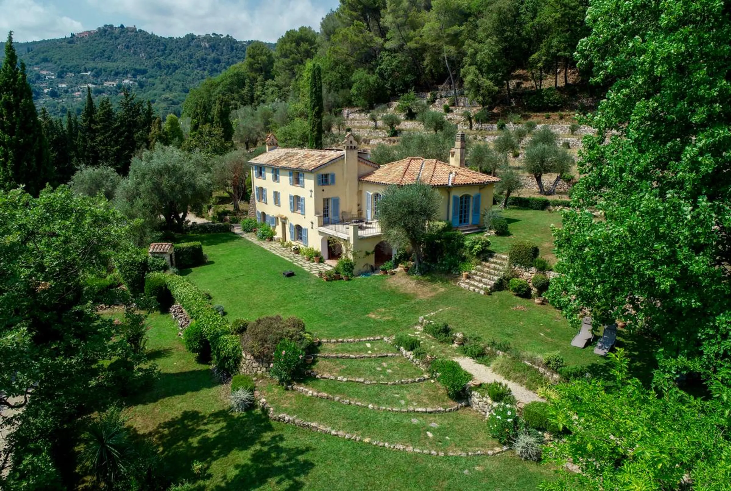 Historic 5-Bedroom Villa Near Cannes with Private Pool, Scenic Views, & Tranquil Grounds — photograph 6