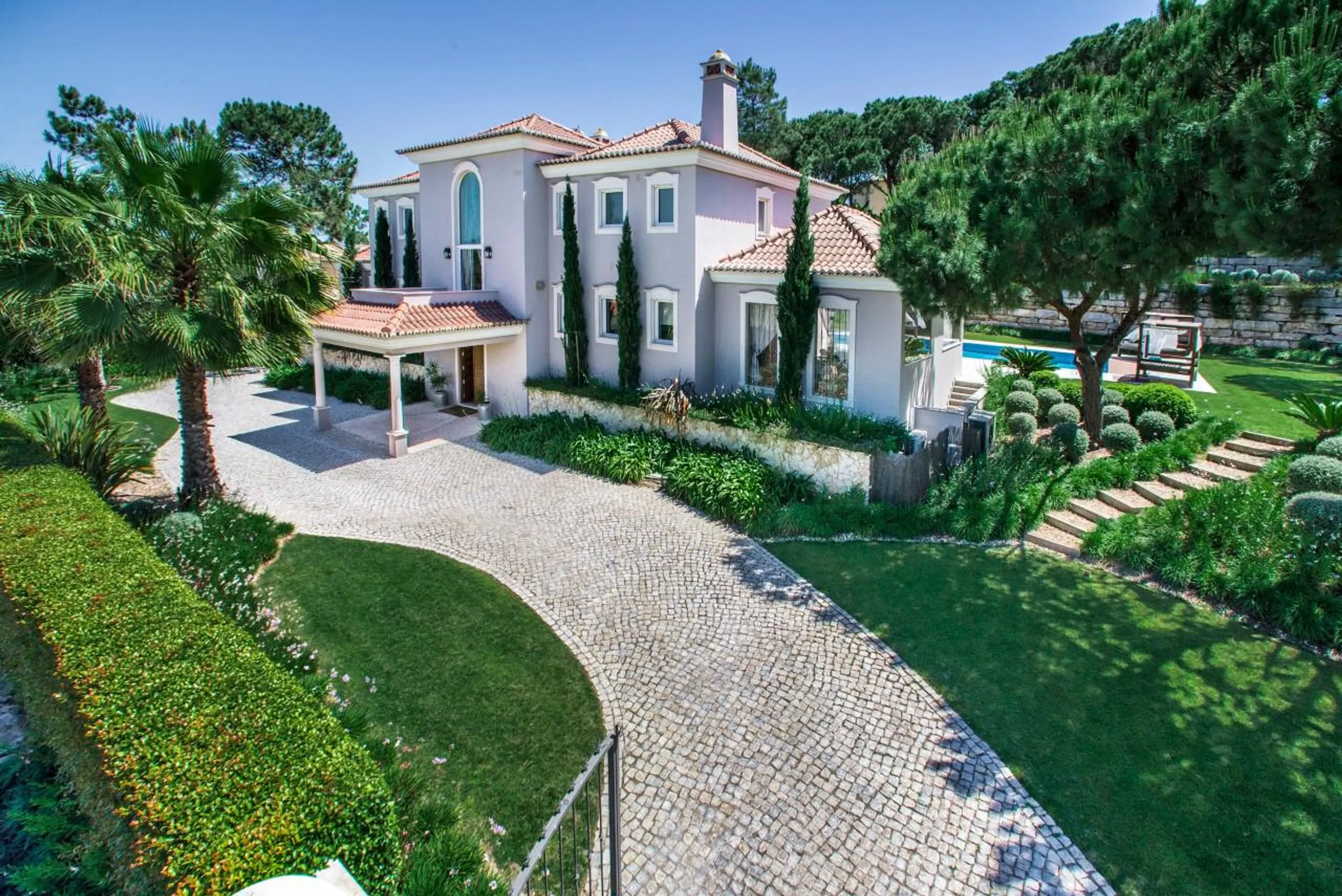Opulent 5 Bedroom Villa with Private Pool and Landscaped Gardens — photograph 11