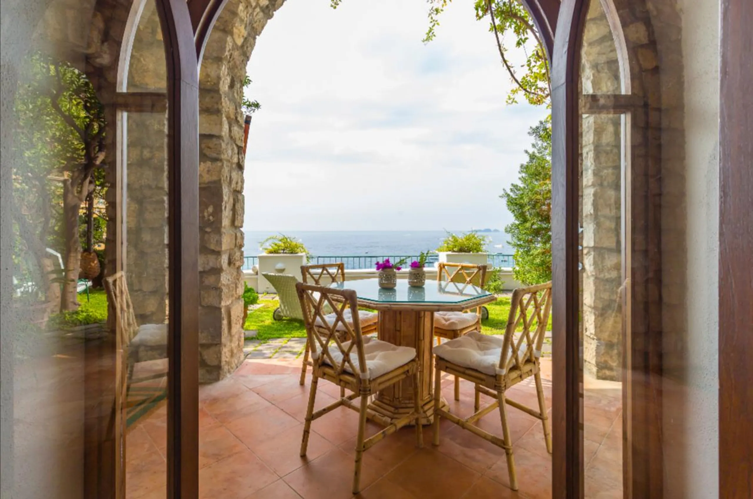 Enchanting Cliffside Villa with Terrace and Coastal Views — photograph 12