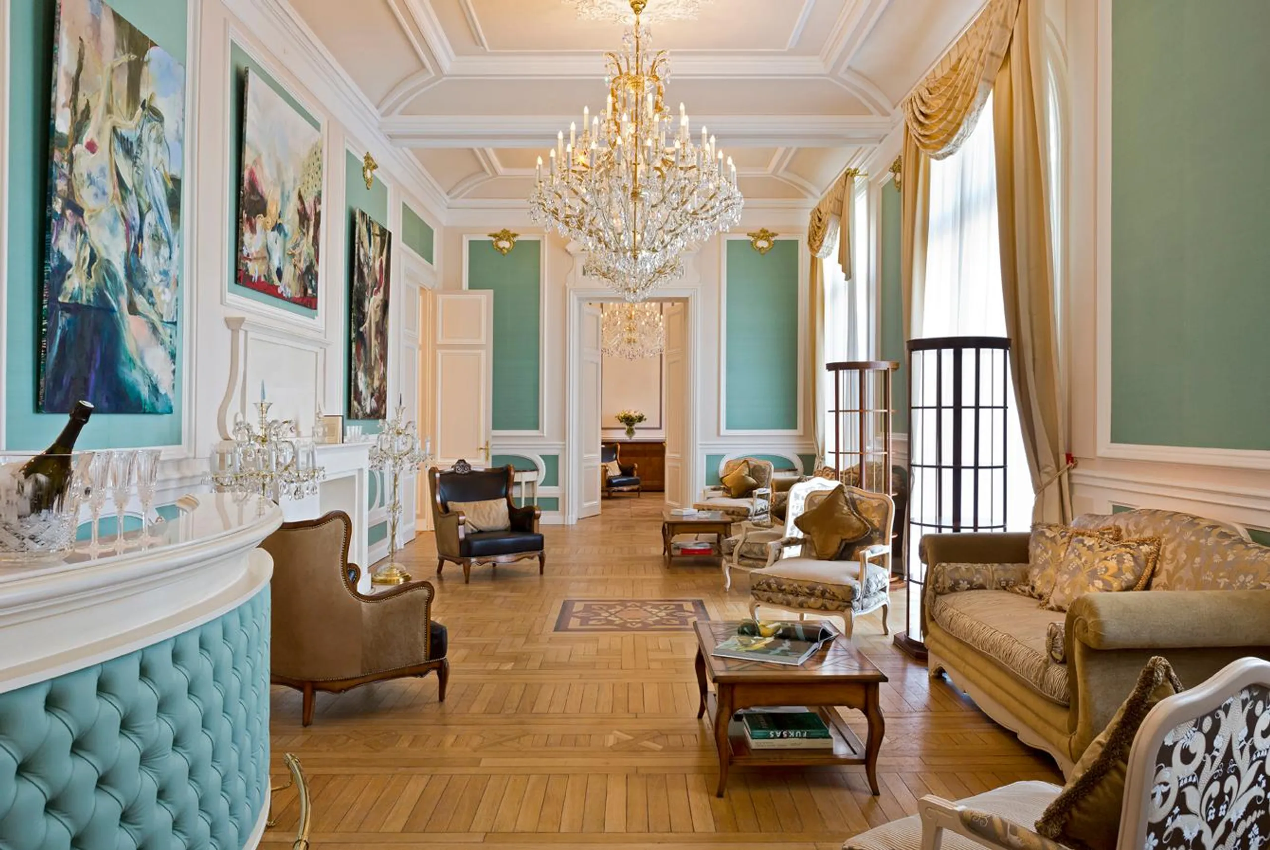 Unveiling Elegance  Retreat with 5 Suites and Breathtaking Garden — photograph 12