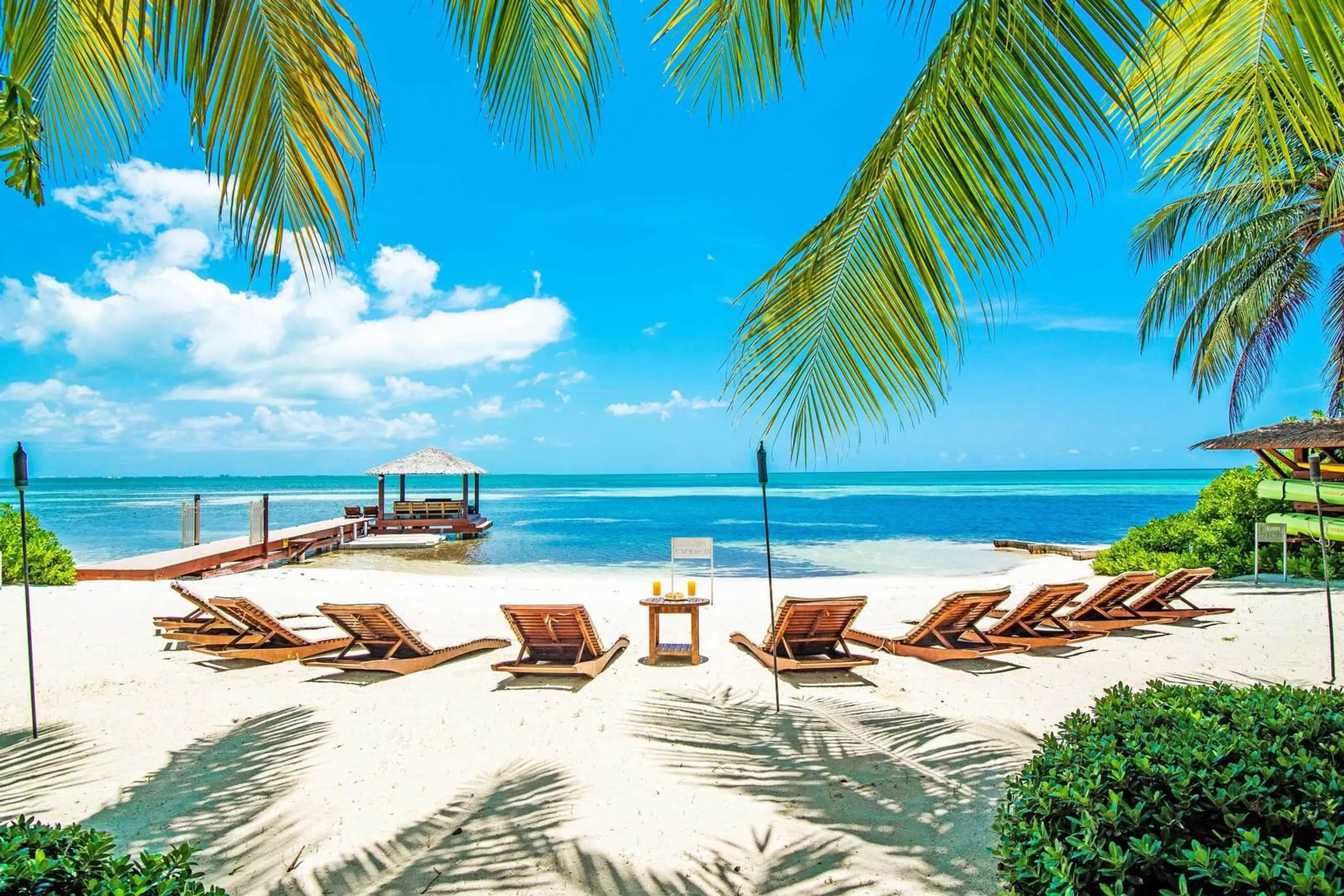 Ocean Front Cayman Paradise Estate with Infinity Pool and Ocean Views — photograph 3