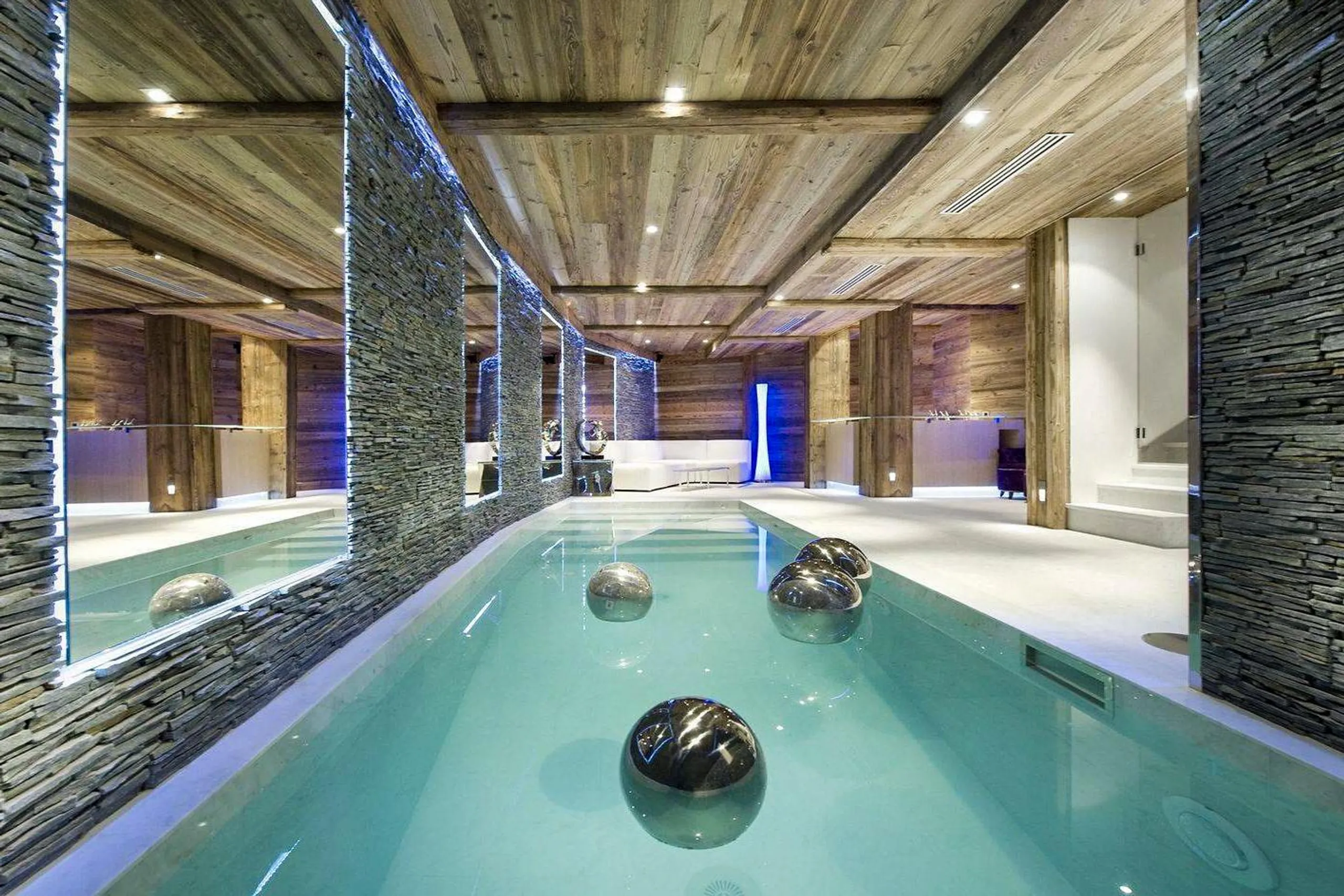 Radiant Alpine Villa with Private Pool and Breath-taking Mountain Views — photograph 2