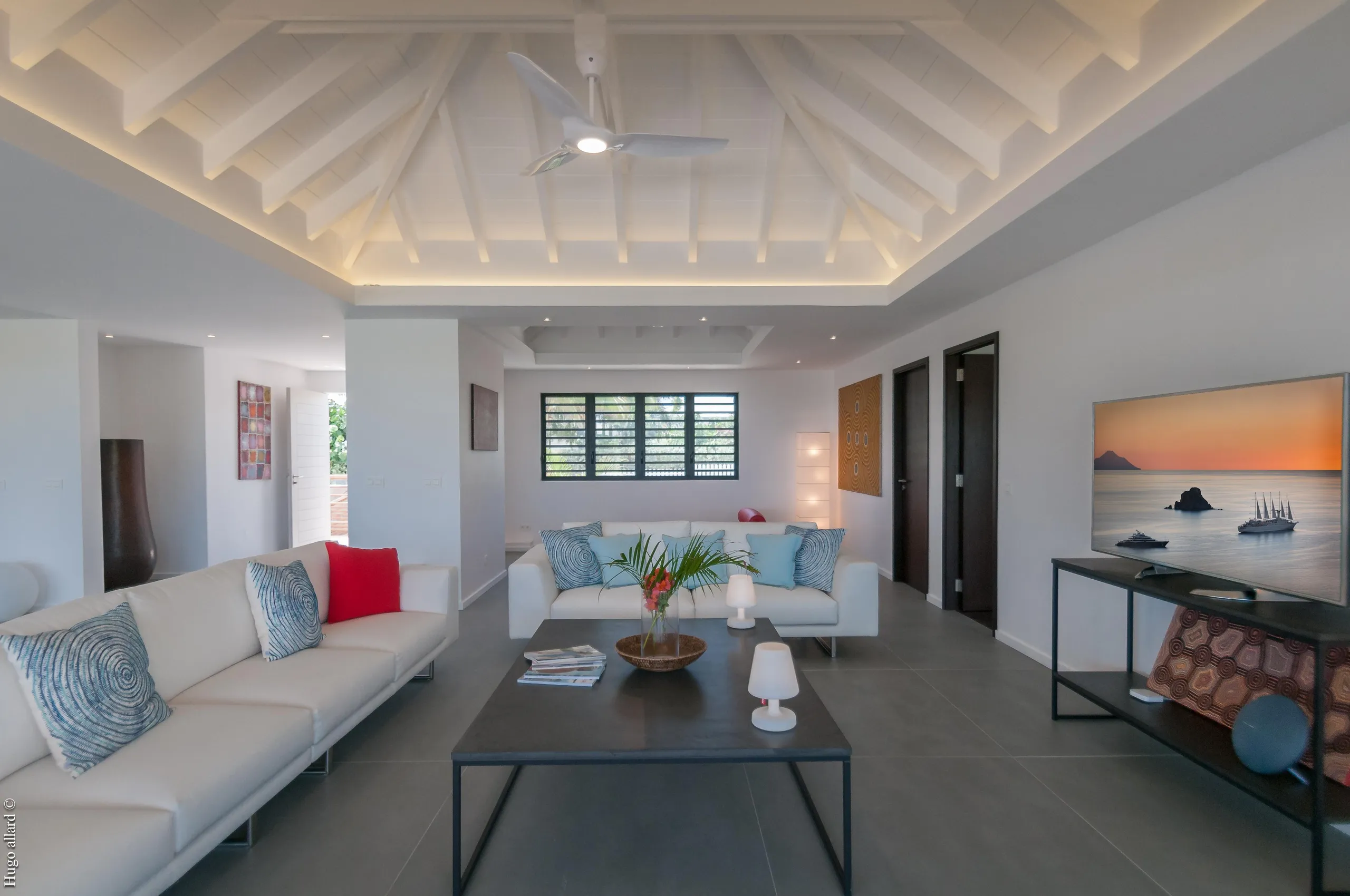 Exquisite Seaside Villa with Infinity Pool and Oceanview Patio Dining — photograph 8
