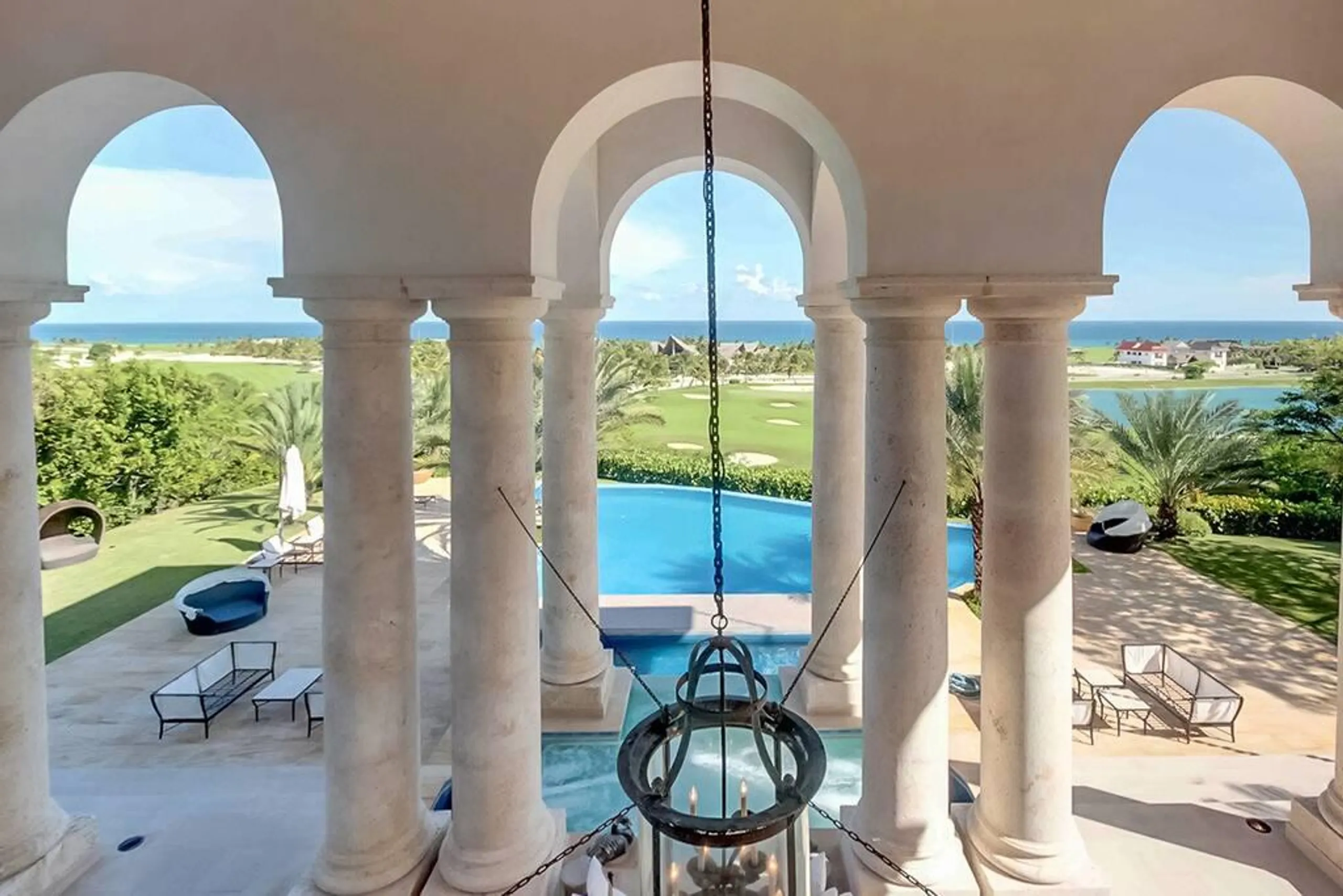 Imposing Beachfront Villa with Infinity Pool and Walks to Beach — photograph 4