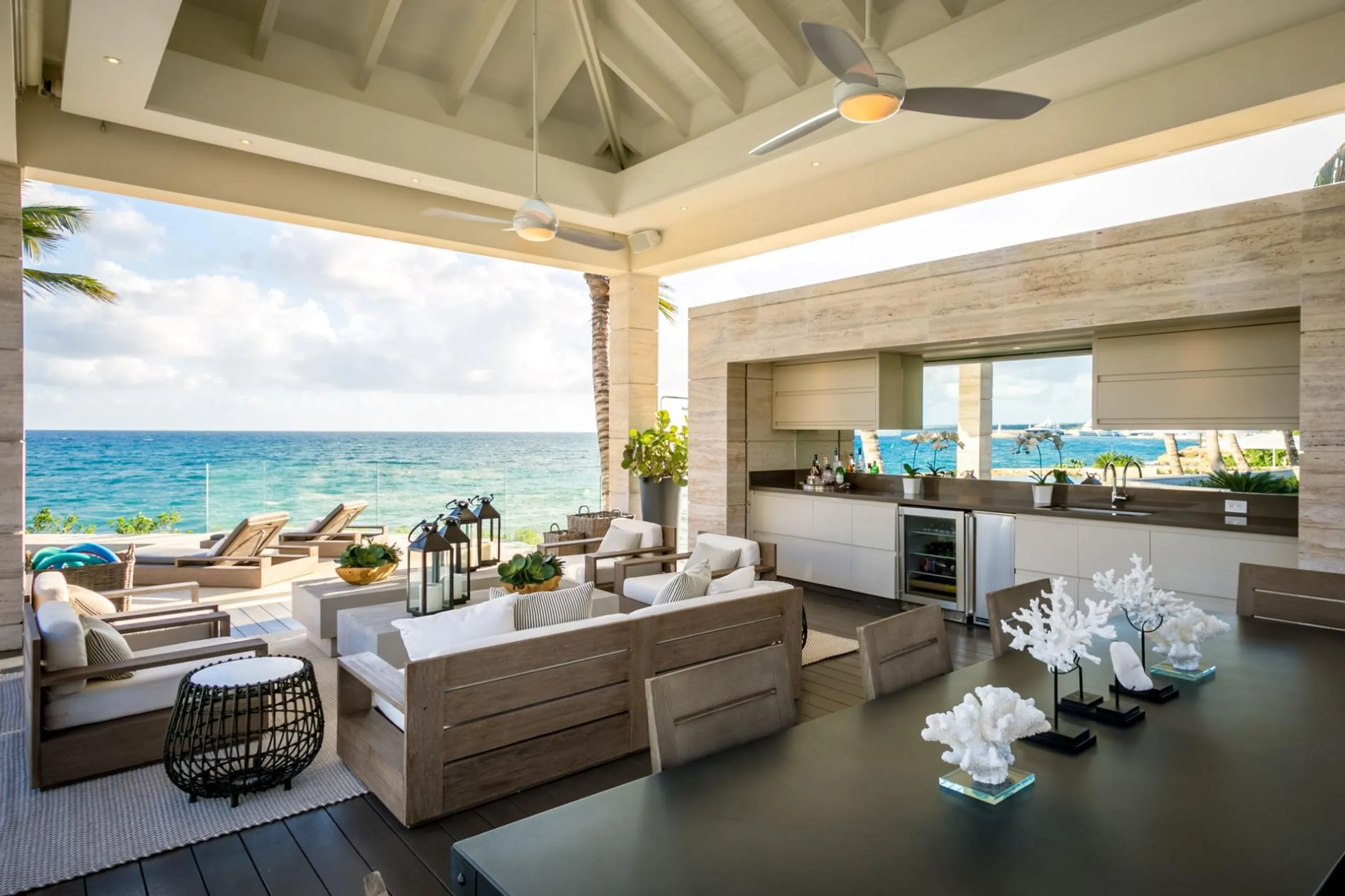Beach-front Caribbean luxury Villa with Infinity Pool & Ocean Views — photograph 4