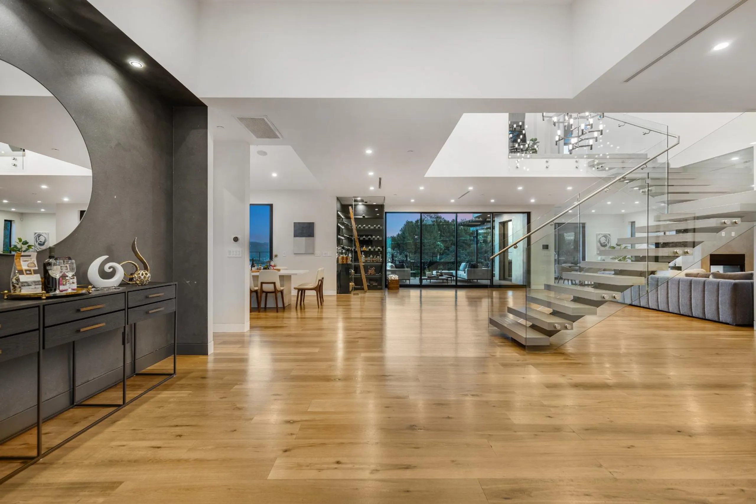 Skyline Luxury Estate with Private Pool and Jacuzzi — photograph 9