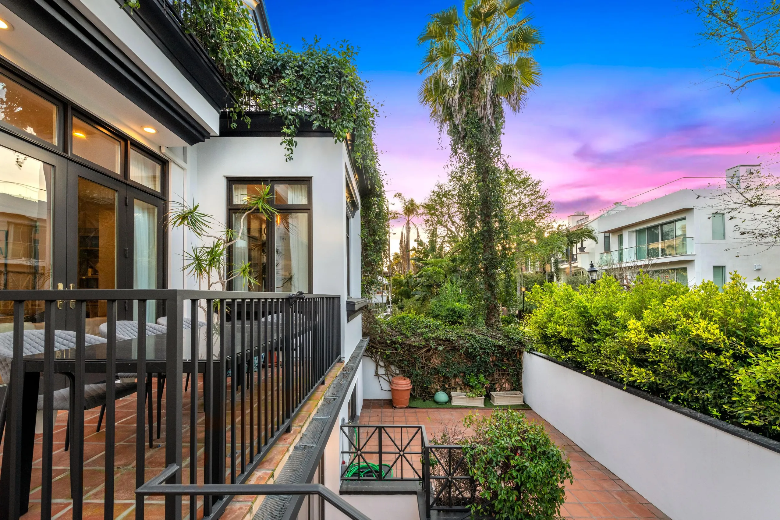 Contemporary Mansion with Sun Deck and Lush Gardens — photograph 2