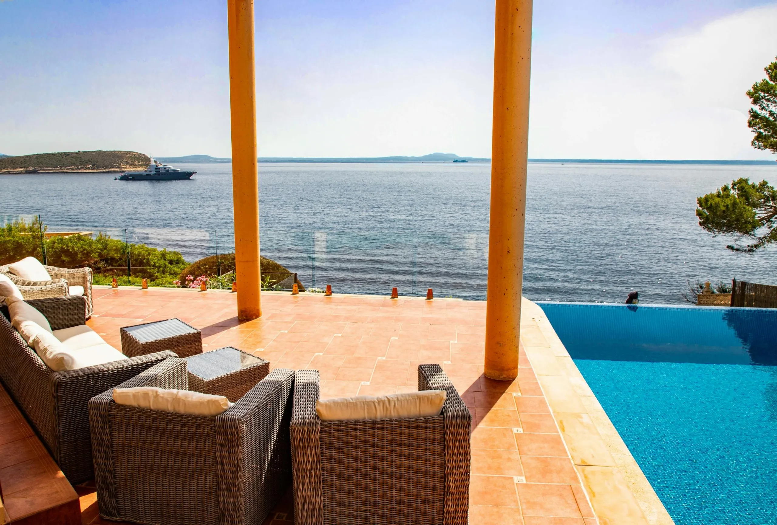 Breathtaking Oceanfront Villa in Mallorca with Infinity Pool and Jacuzzi — photograph 9