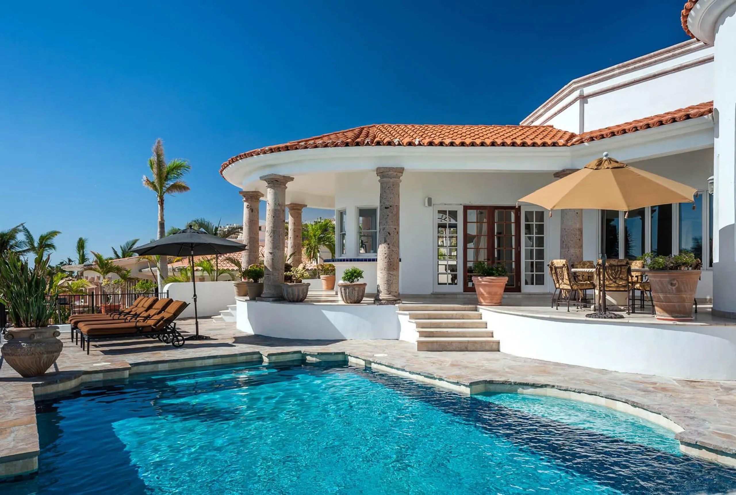 Magnificent Tuscan-Inspired Villa with Private Swimming Pool in Los Cabos — photograph 2