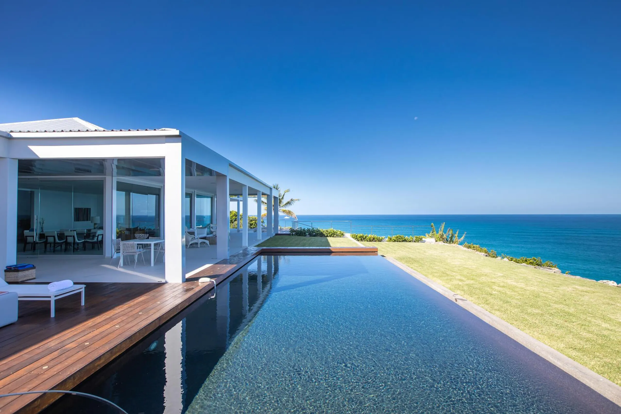 Modern Clifftop Villa in a Tropical Garden with Caribbean Sea View — photograph 7