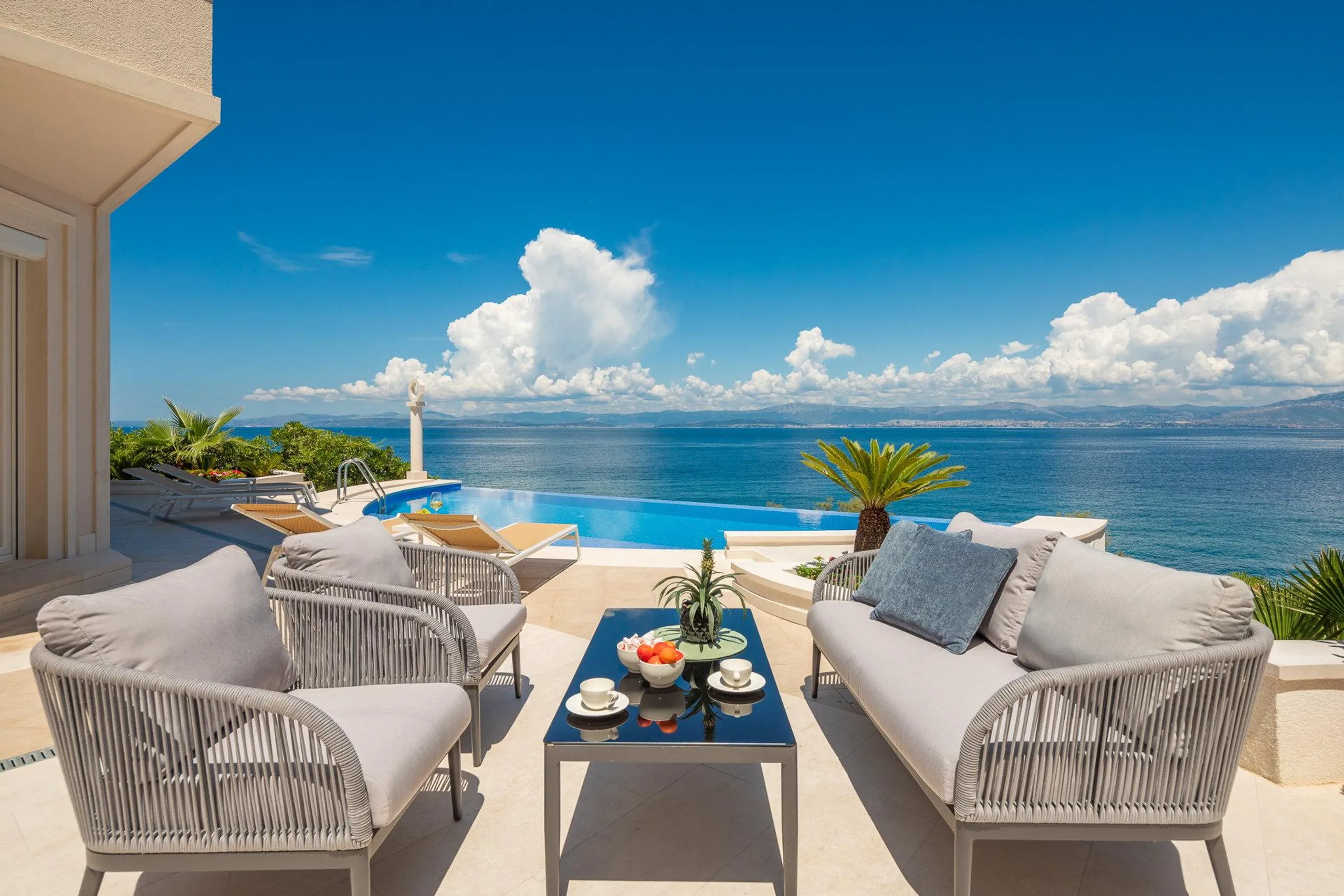 Magnificent Beachfront Villa with Infinity Pool on Brac Island — photograph 6