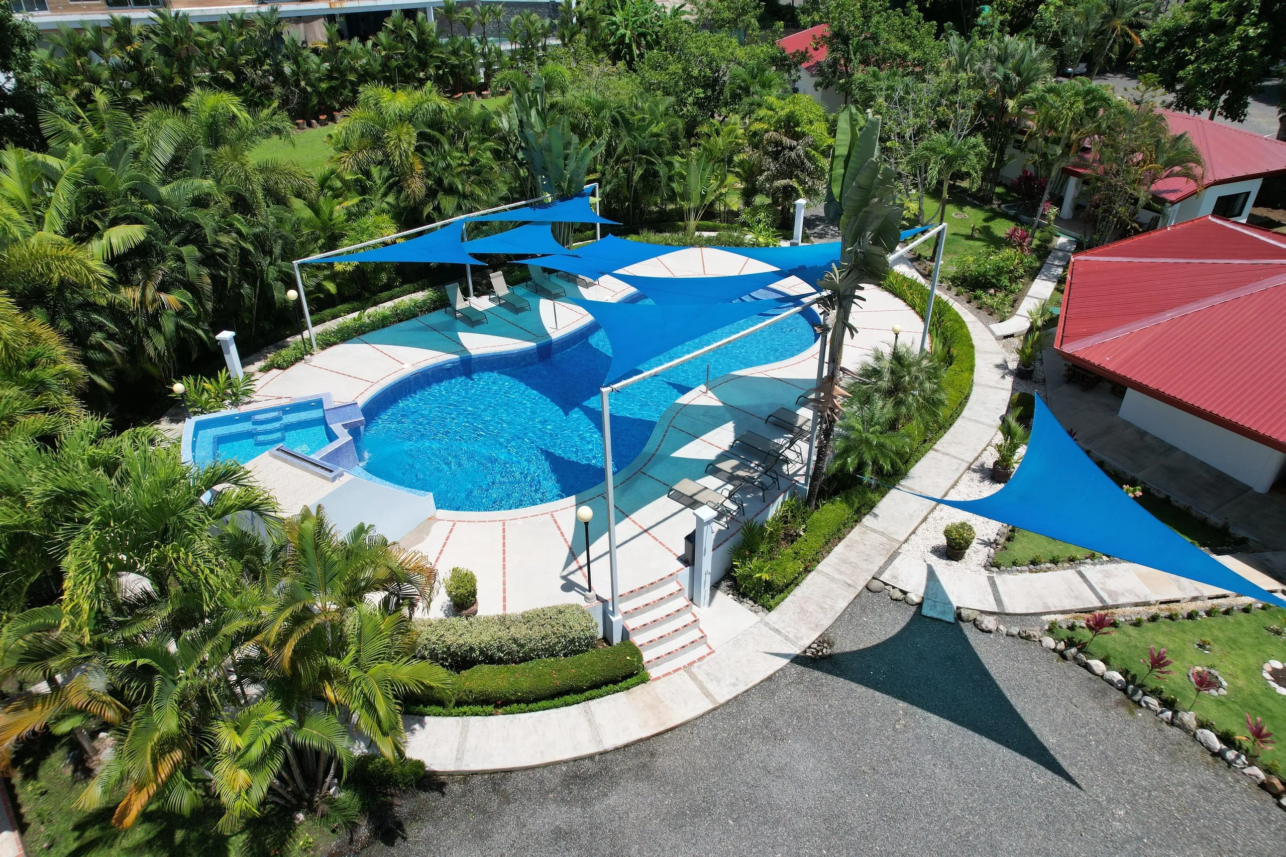 Exclusive 13-Bedroom Estate with Private Pool, Panoramic Ocean Views on Jaco Beach — photograph 4