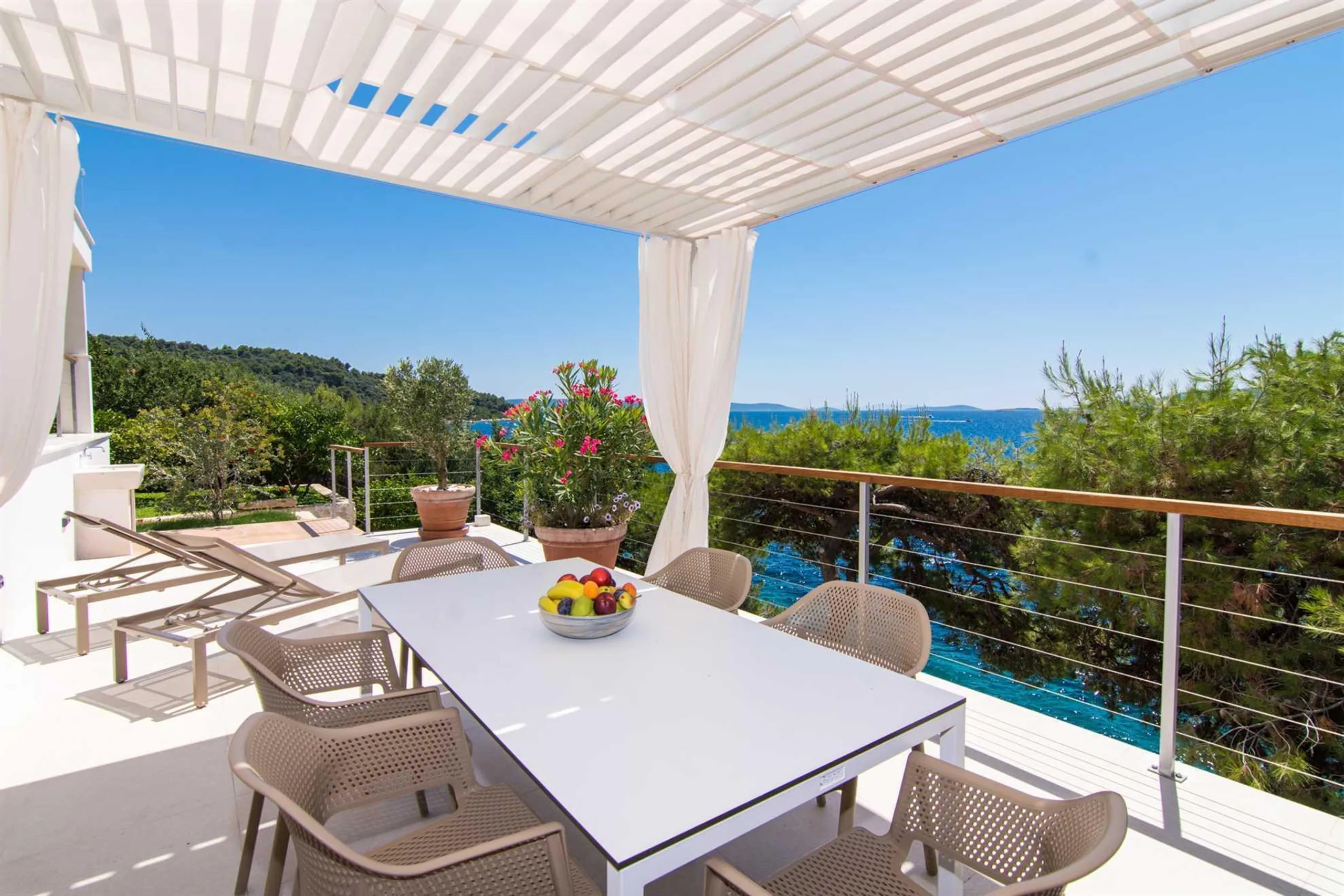 Serene Beachfront 4-Bedroom Villa on Ciovo Island with Private Pool and Ocean Views — photograph 8
