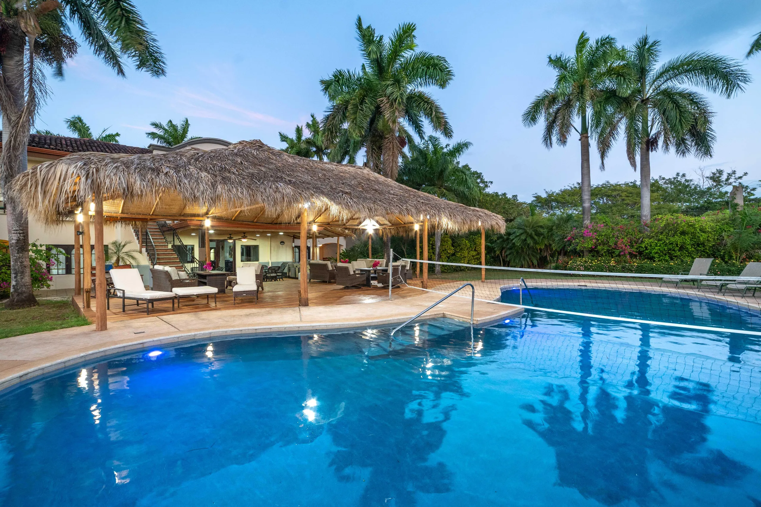 Resplendent Pinilla Retreat with Luxury Pool and Ocean Views — photograph 9