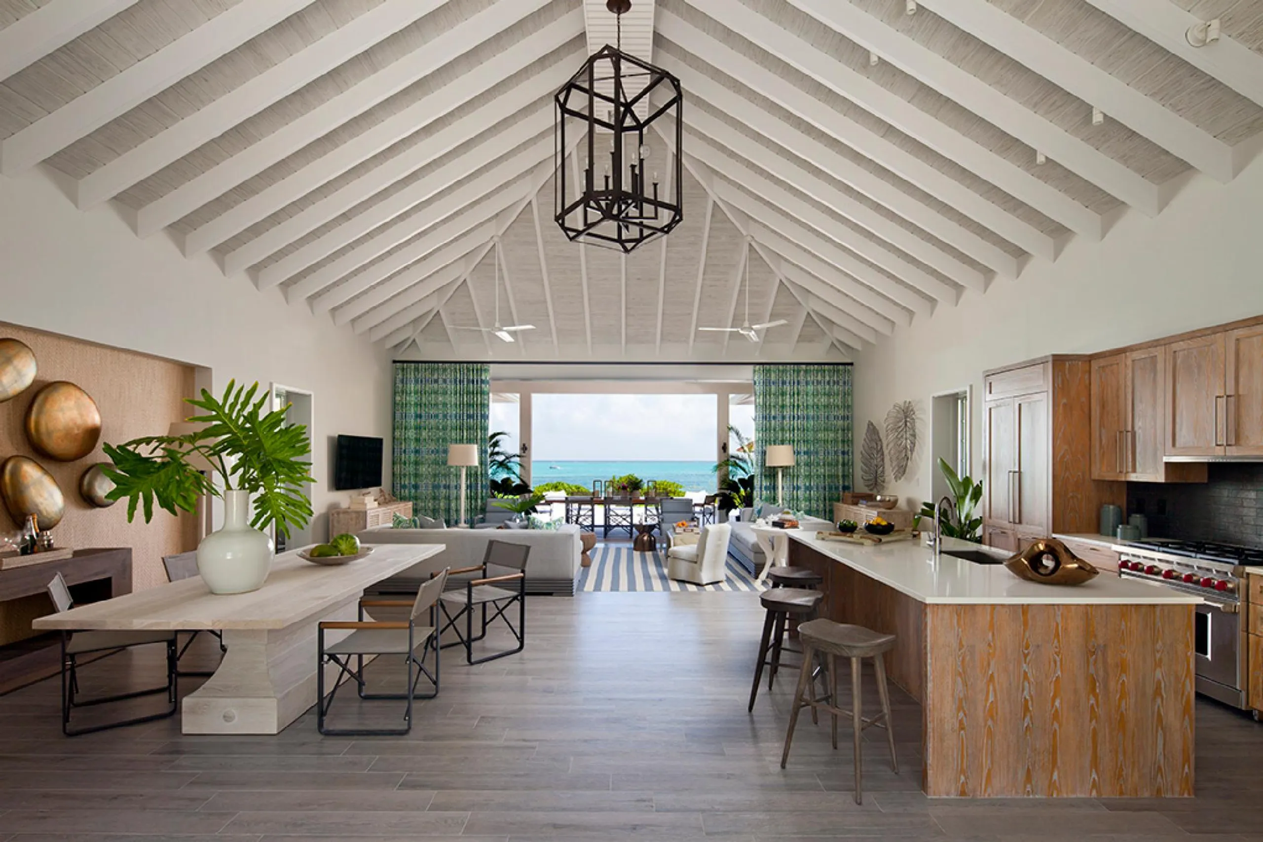 Grace Bay Beachfront Residence with Infinity Pool and Ocean Views — photograph 3