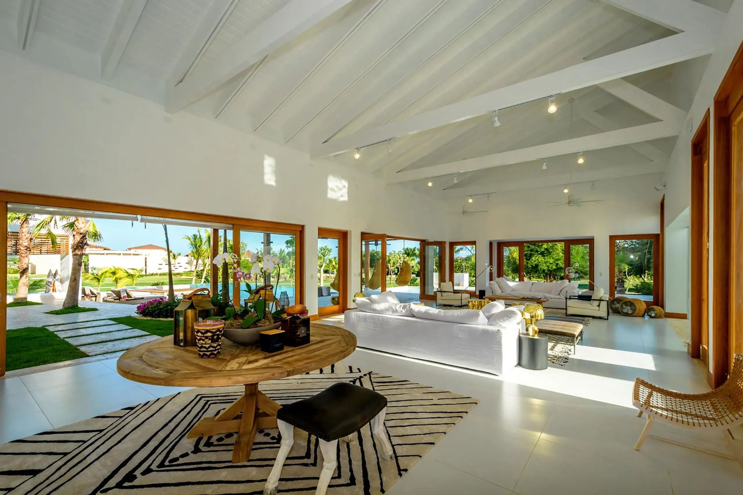 Comfortable and Luxurious Modern Retreat with Swimming Pool and Golf Course Views — photograph 4