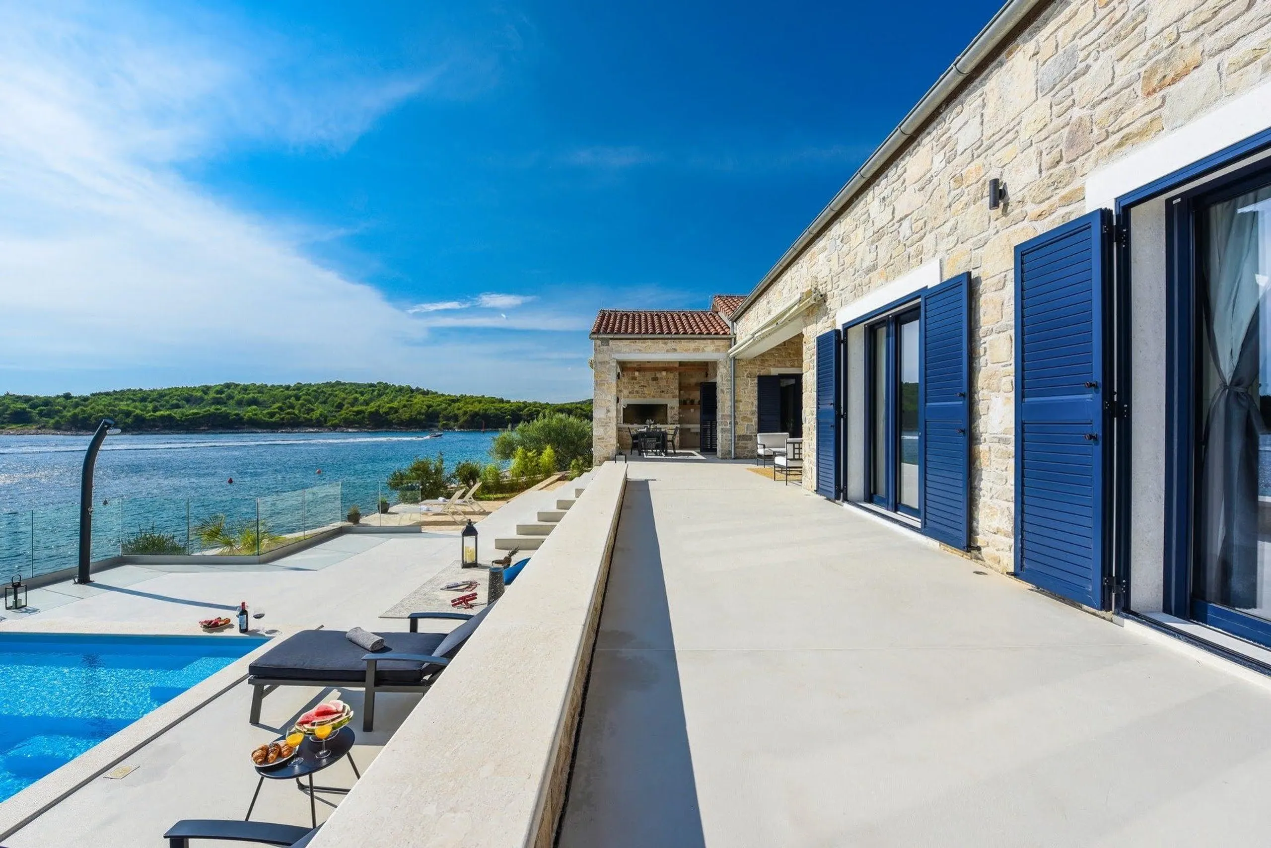 Plush and Inviting 5 Bedroom Villa with Private Infinity Pool and Sea Views — photograph 9