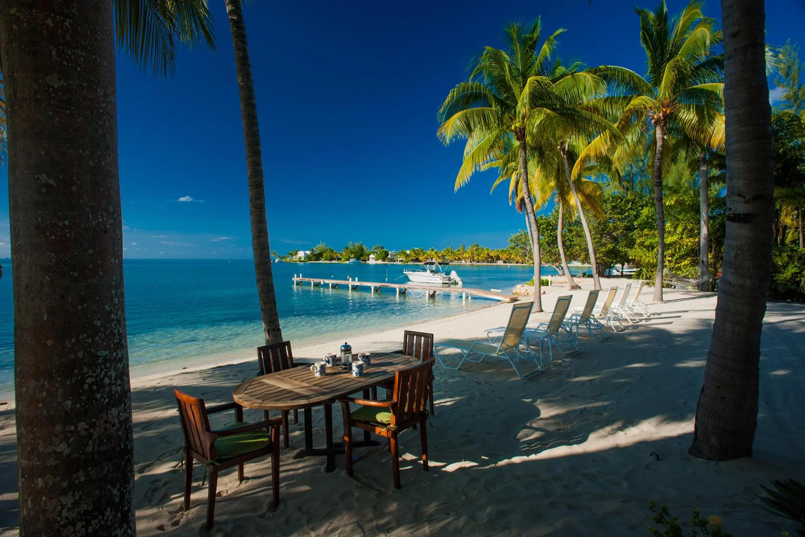 Elegant Cayman Kai Beach Front Estate with Incredible Ocean Views — photograph 7