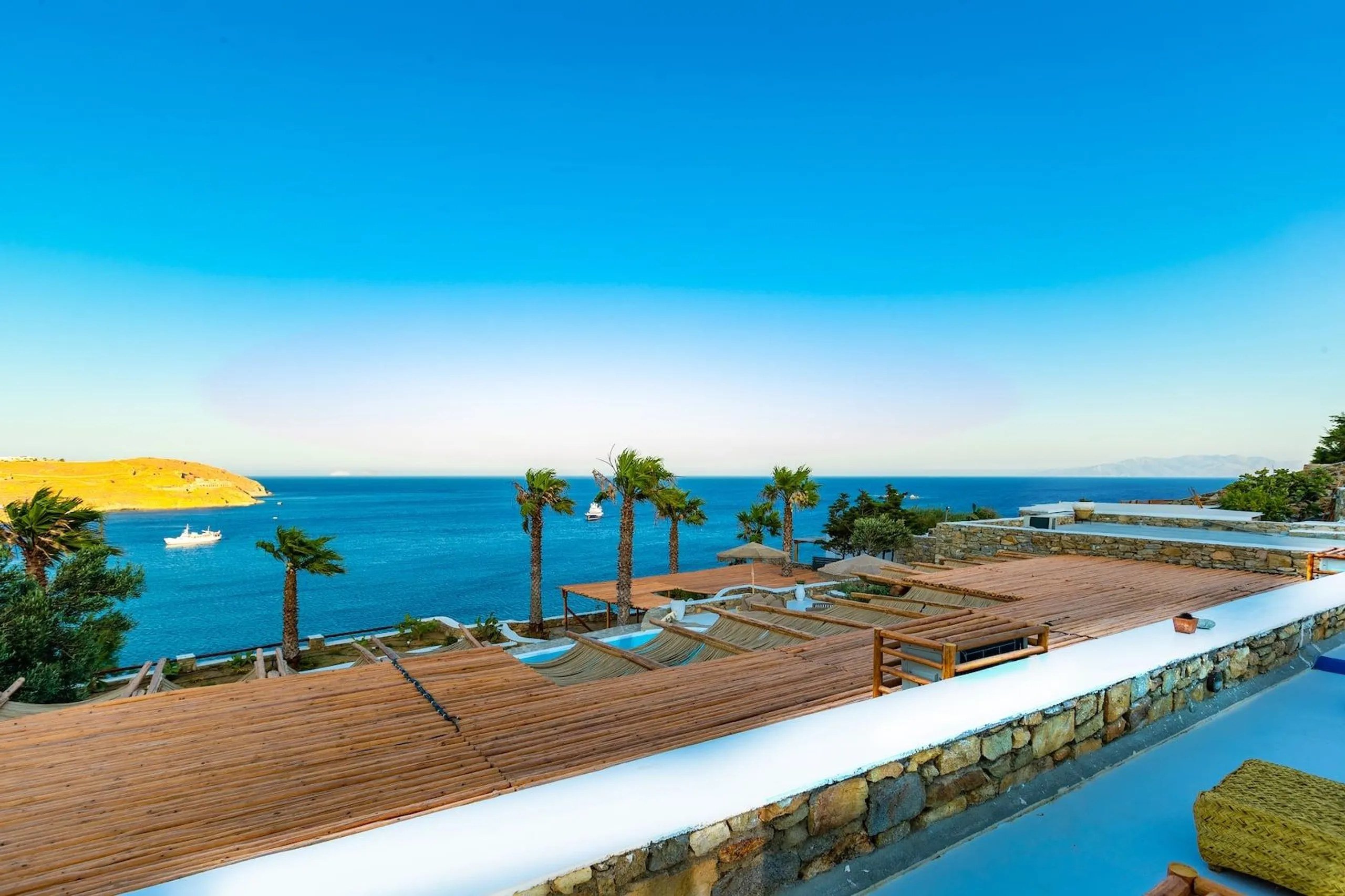 Decorative Beachfront Villa in Mykonos with Infinity Pool — photograph 3