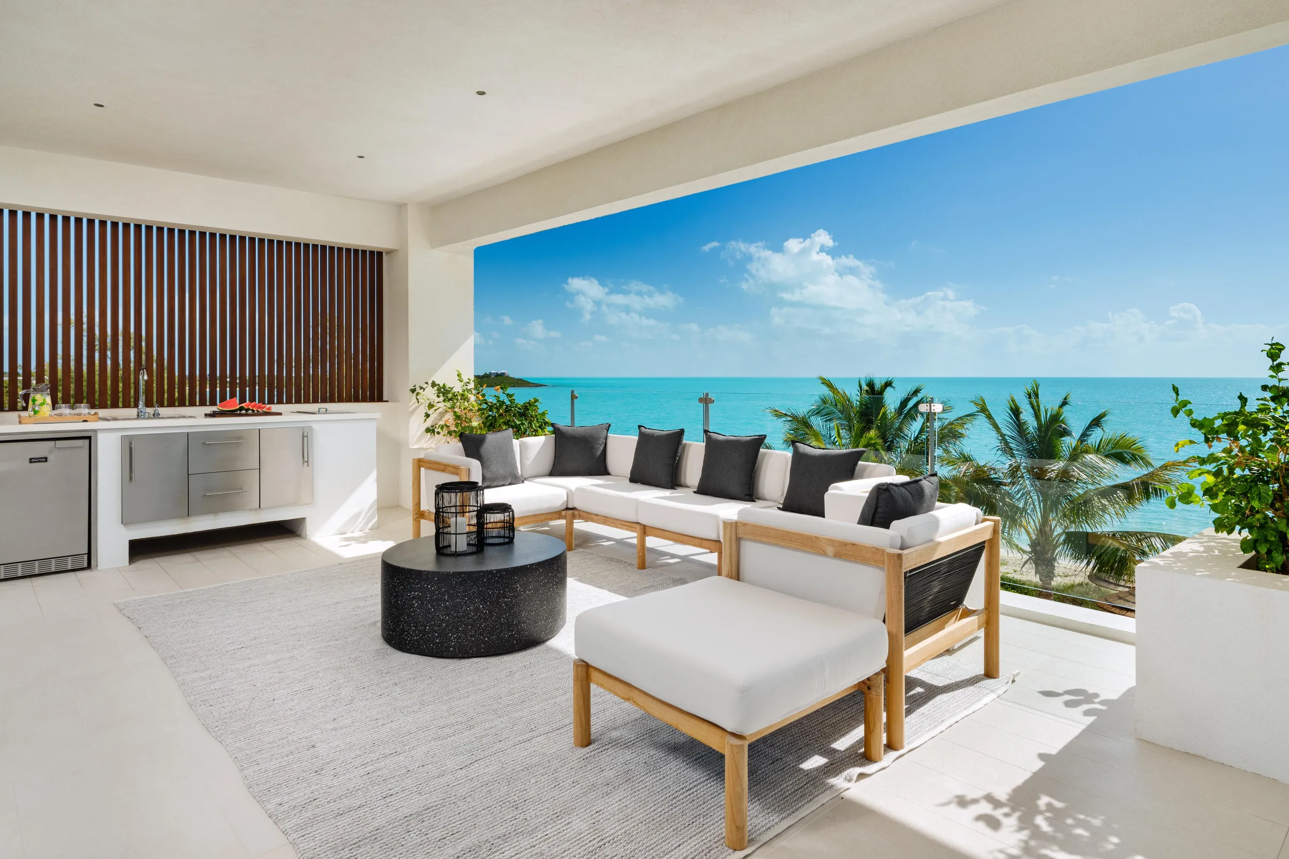 Modern Contemporary Villa With Infinity Pool and Long Bay Beach View — photograph 12