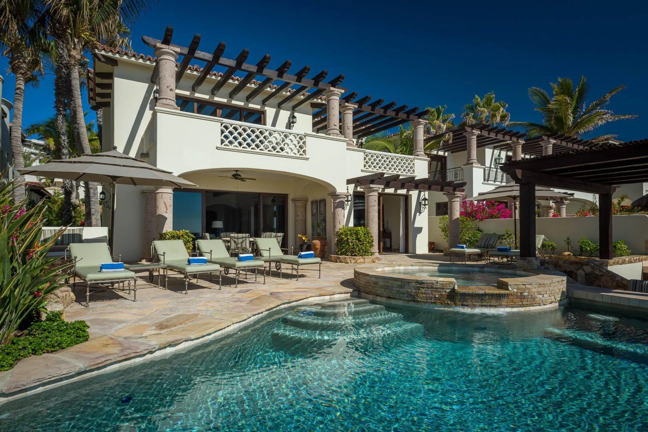 Charming El Encanto Beachfront Villa with Infinity Pool and Ocean Views — photograph 4