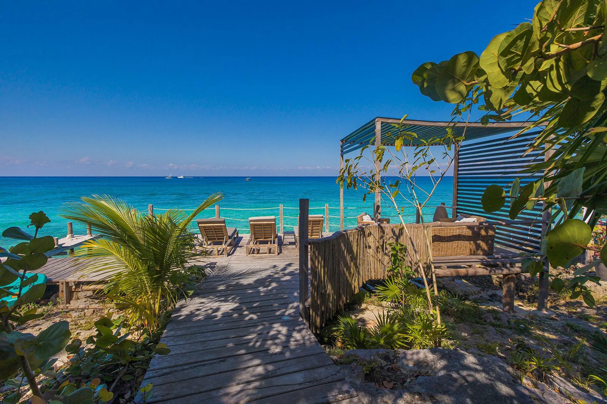 Modern Architectural Estate with Private Pool and Dock Access — photograph 4