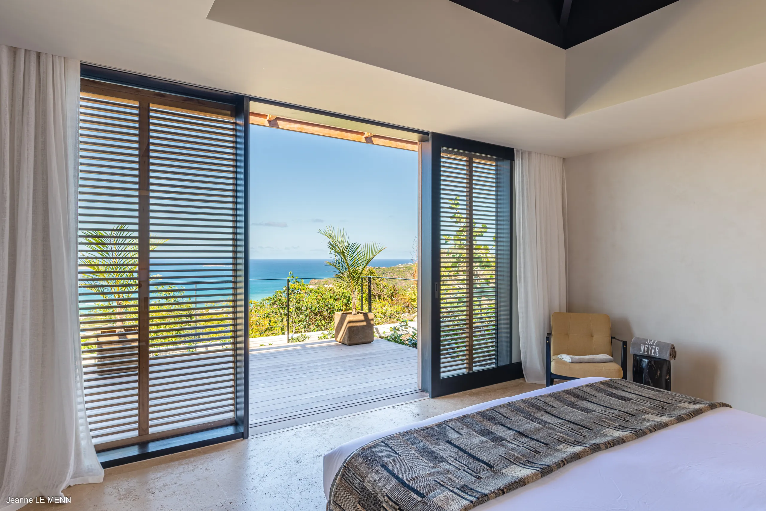 Sleek Lurin Villa with Private Infinity Pool & Bay Views — photograph 12