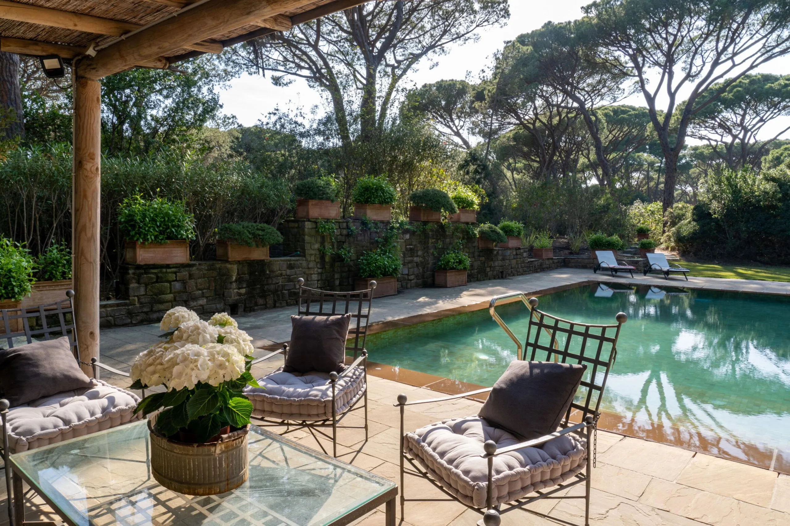 Gleaming Roccamore Estate with Private Pool and Lush Gardens — photograph 3