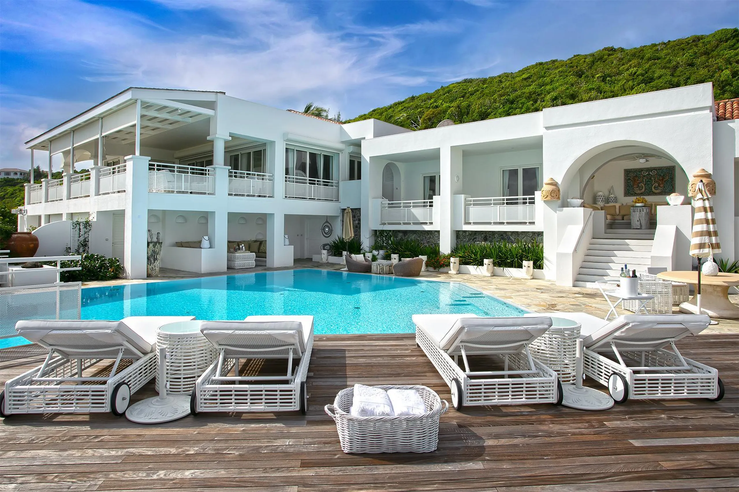 Elegant Luxury Cliffside Villa with Private Pool and Breathtaking Ocean Views — photograph 4