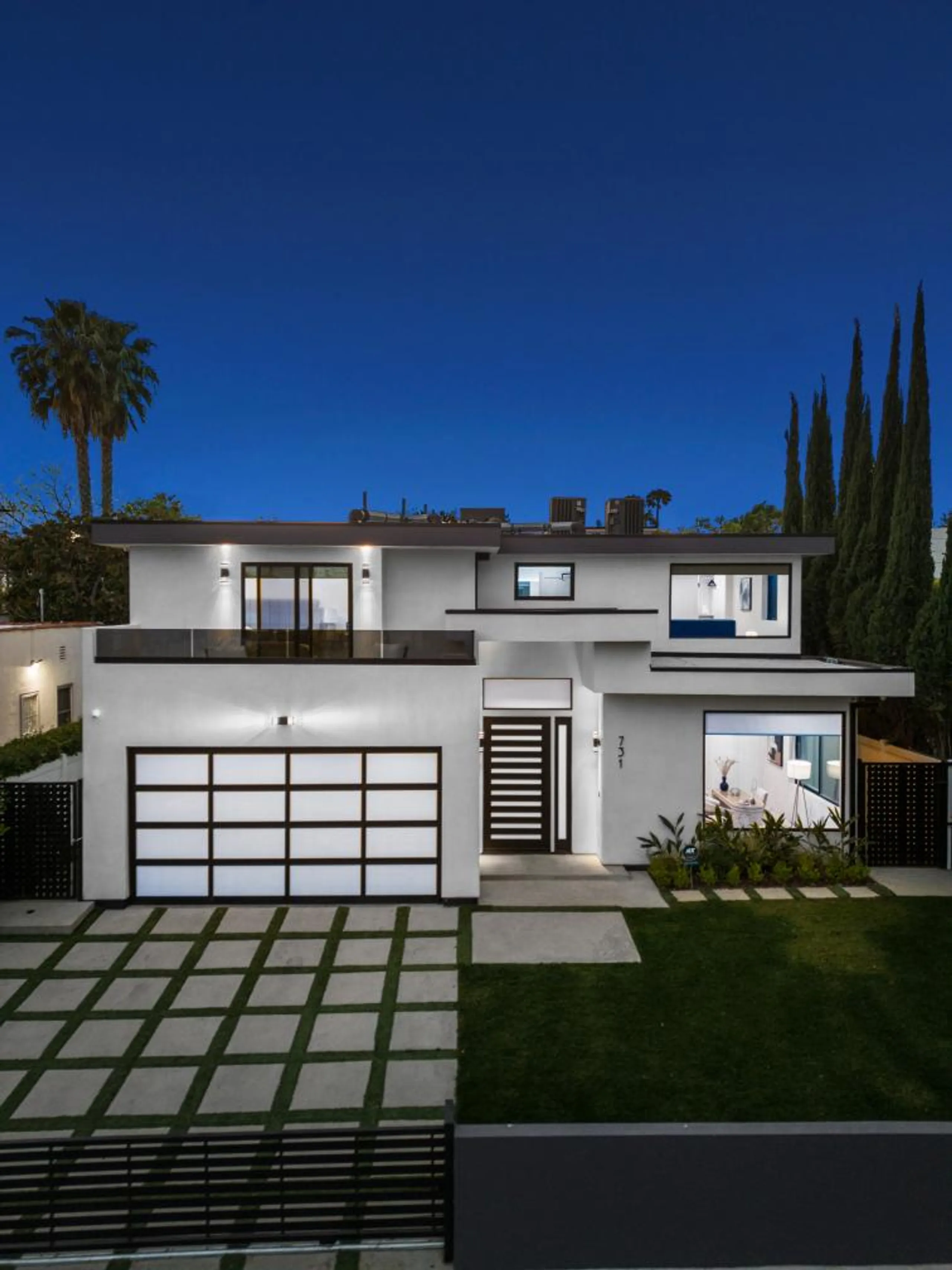 Exquisite Hollywood Villa with Invigorating Pool and Fitness Room, West Hollywood