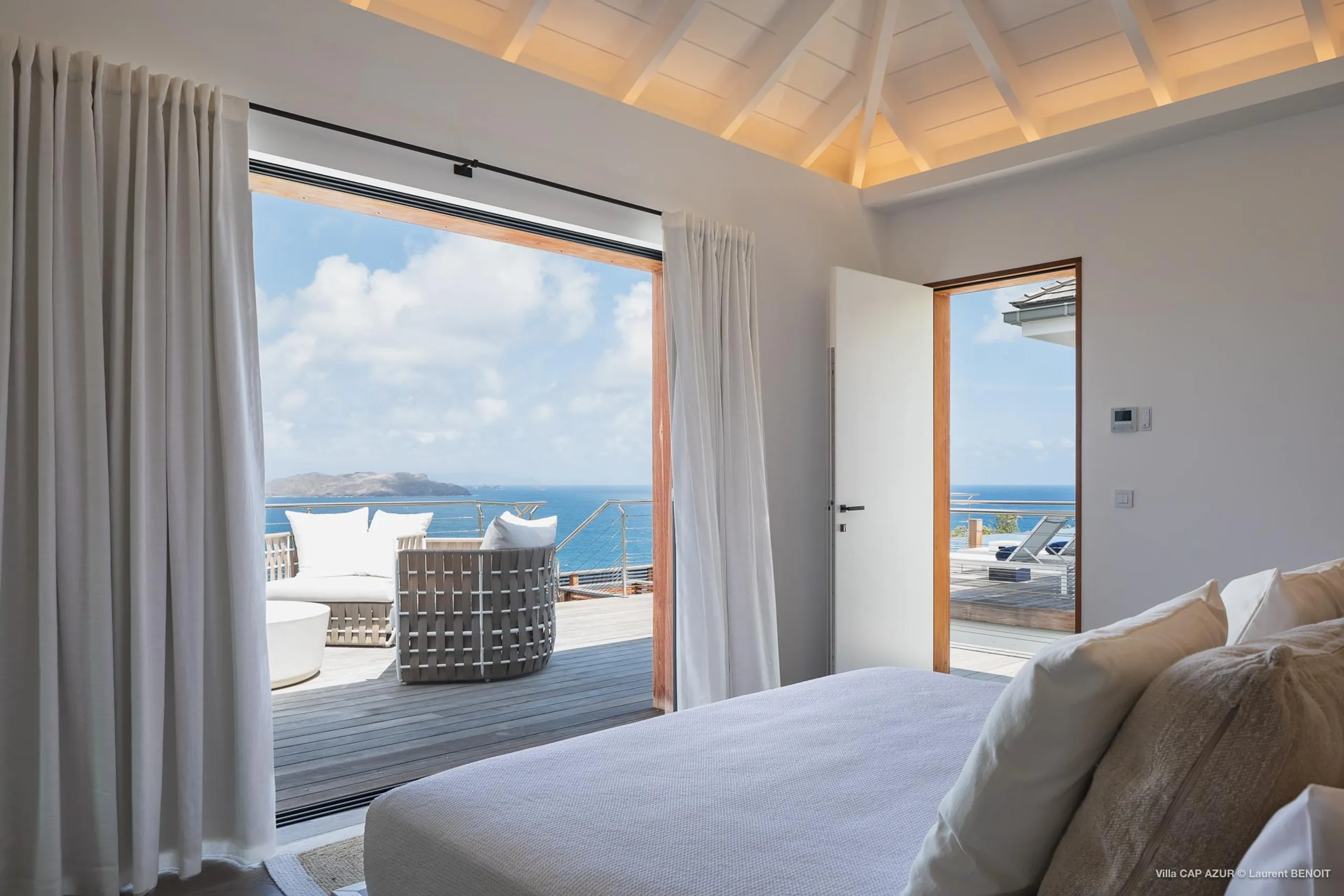Elegant Point Milou Estate with Infinity Pool — photograph 11