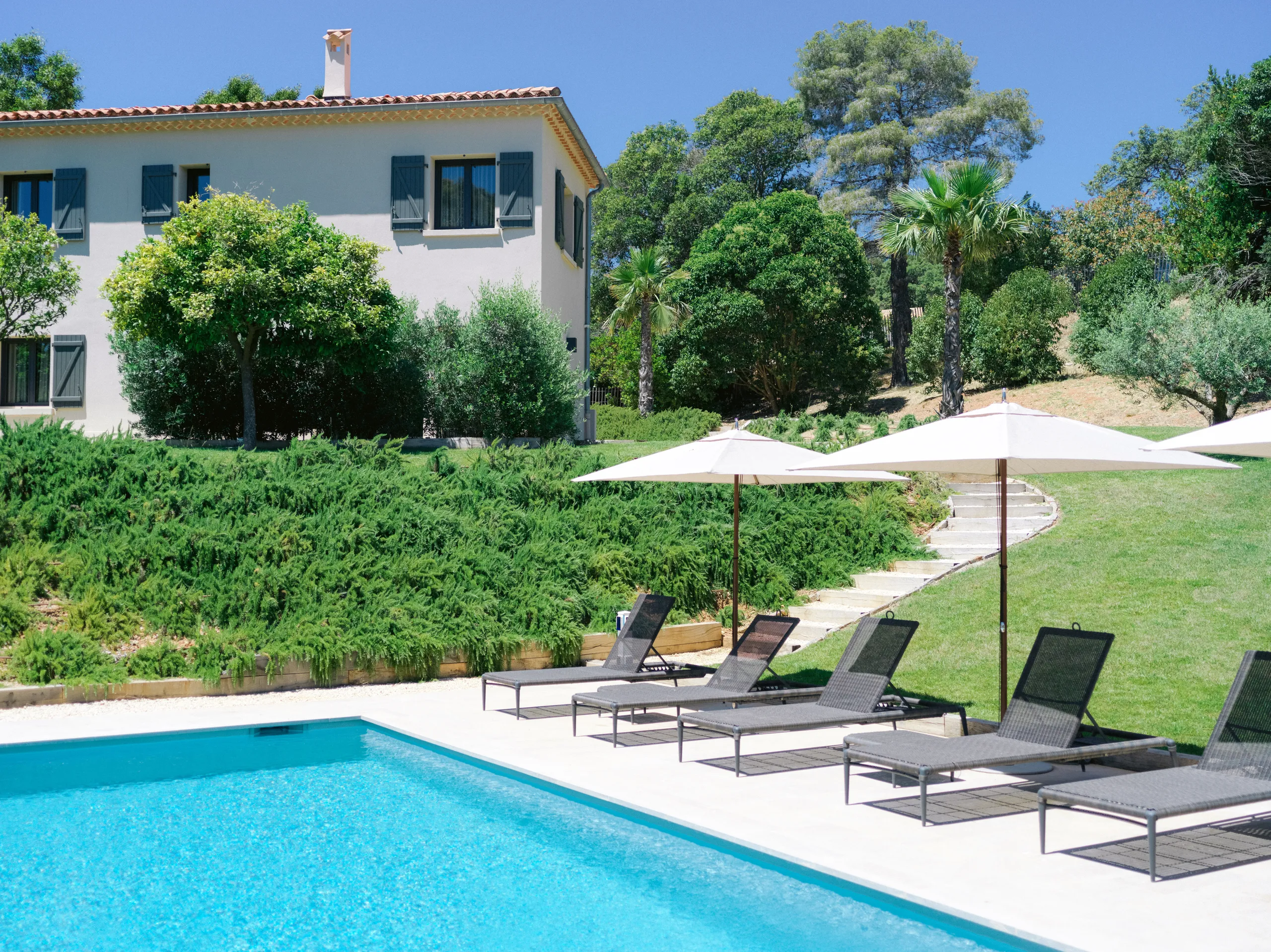 Exquisite 5BR Villa with Heated Pool and Mediterranean Garden — photograph 2