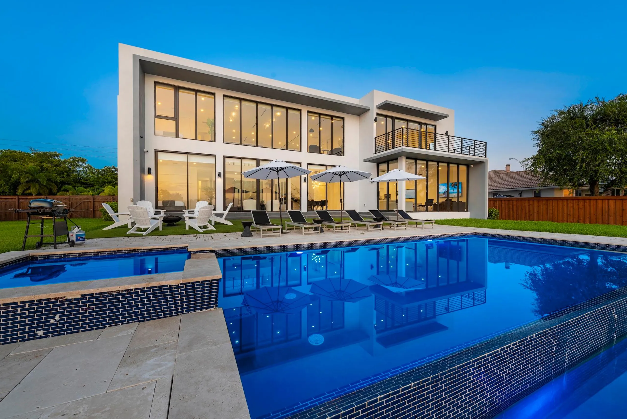 Lakeside Lumiere Estate with Resort Pool, Miami