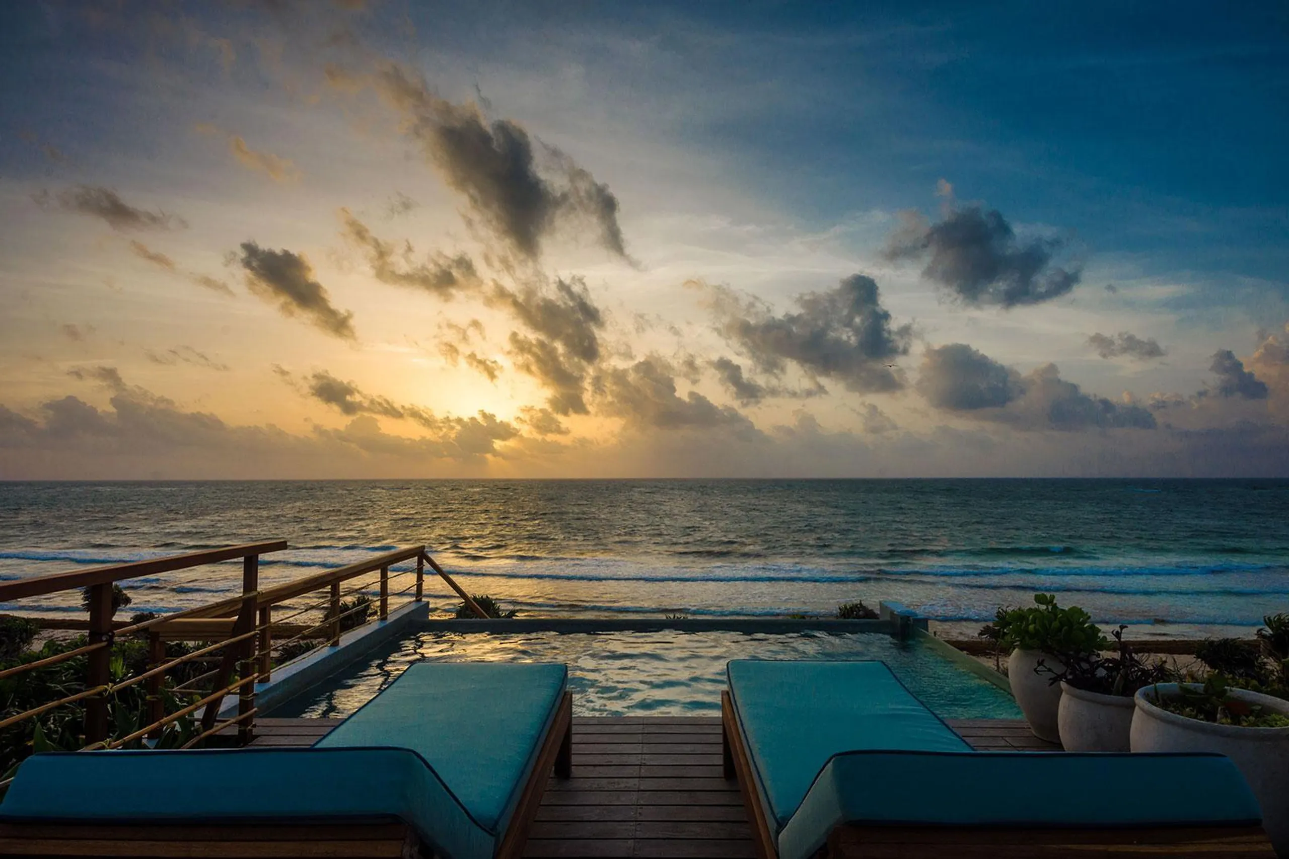 Incredible Oceanfront Villa with Infinity Pool and Sunset Views — photograph 8