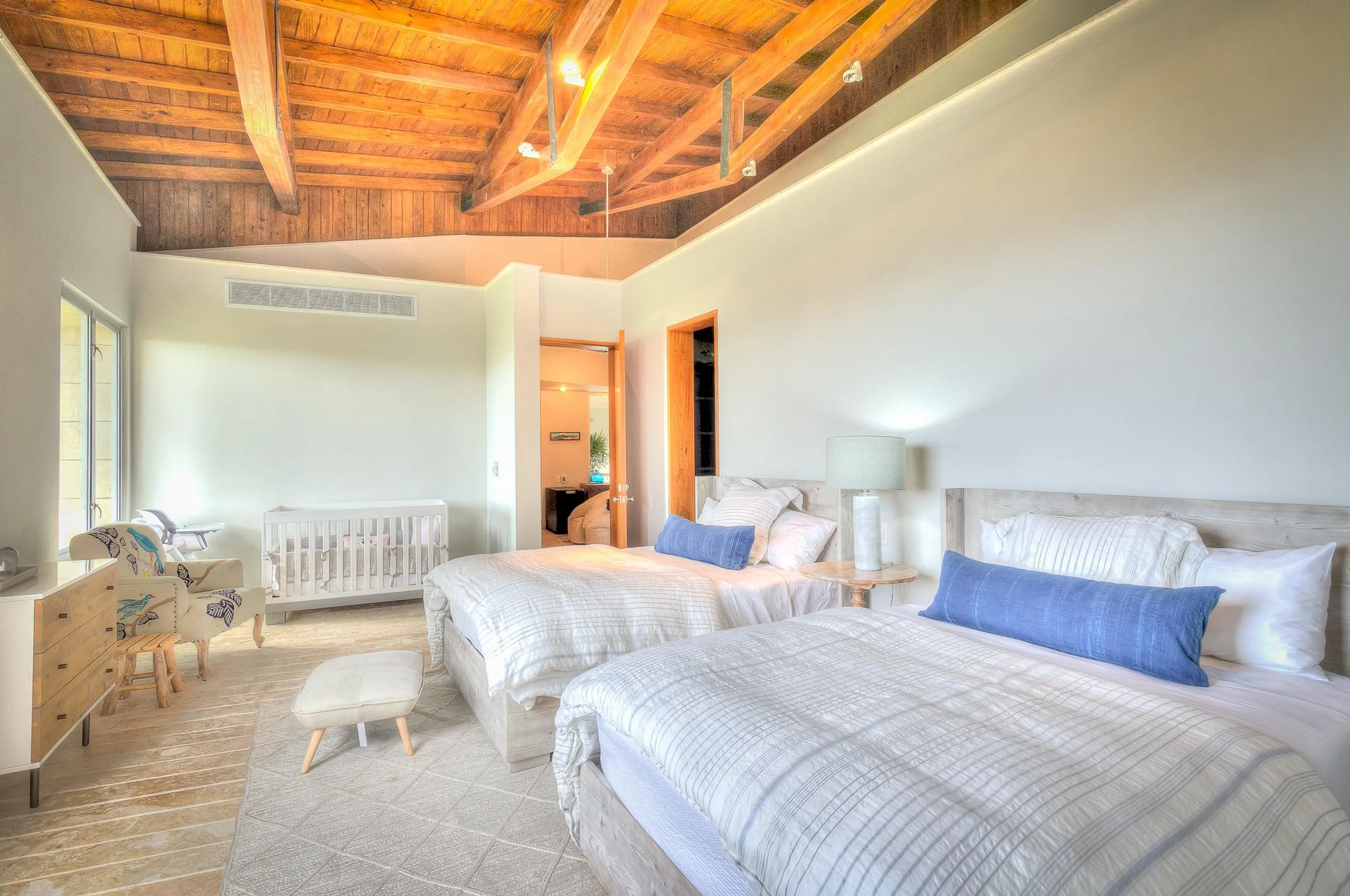 Majestic Six-Bedroom Villa with Pool, Jacuzzi, and Private Beach Access — photograph 7