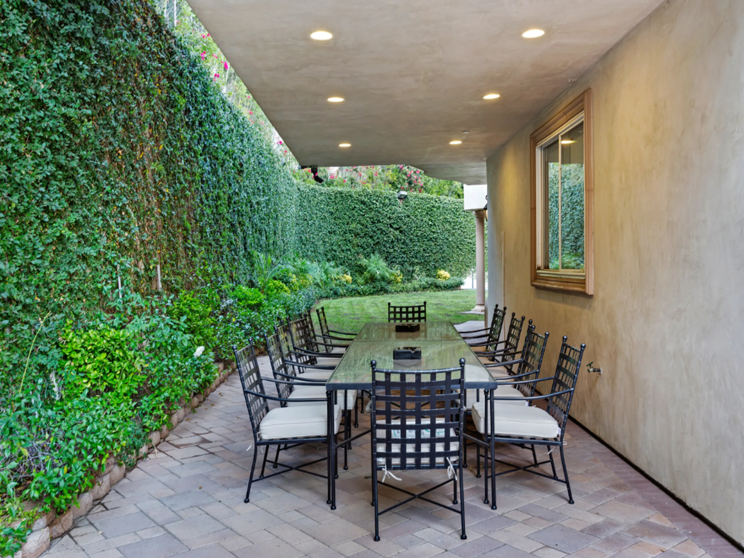 Classic Beverly Hills Estate with Amazing Amenities — photograph 11